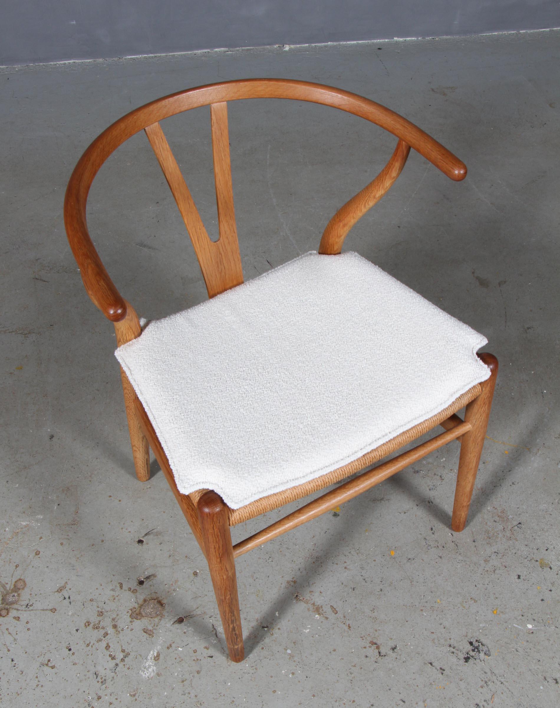 Hans J. Wegner cushions for wishbone chair model CH24.

Made in cognac boucle and good quality foam.

Only the cushion, not the chair.