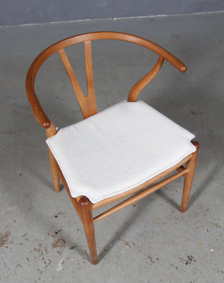 Hans J. Wegner cushions for wishbone chair model CH24.

Made in cognac boucle and good quality foam.

Only the cushion, not the chair.