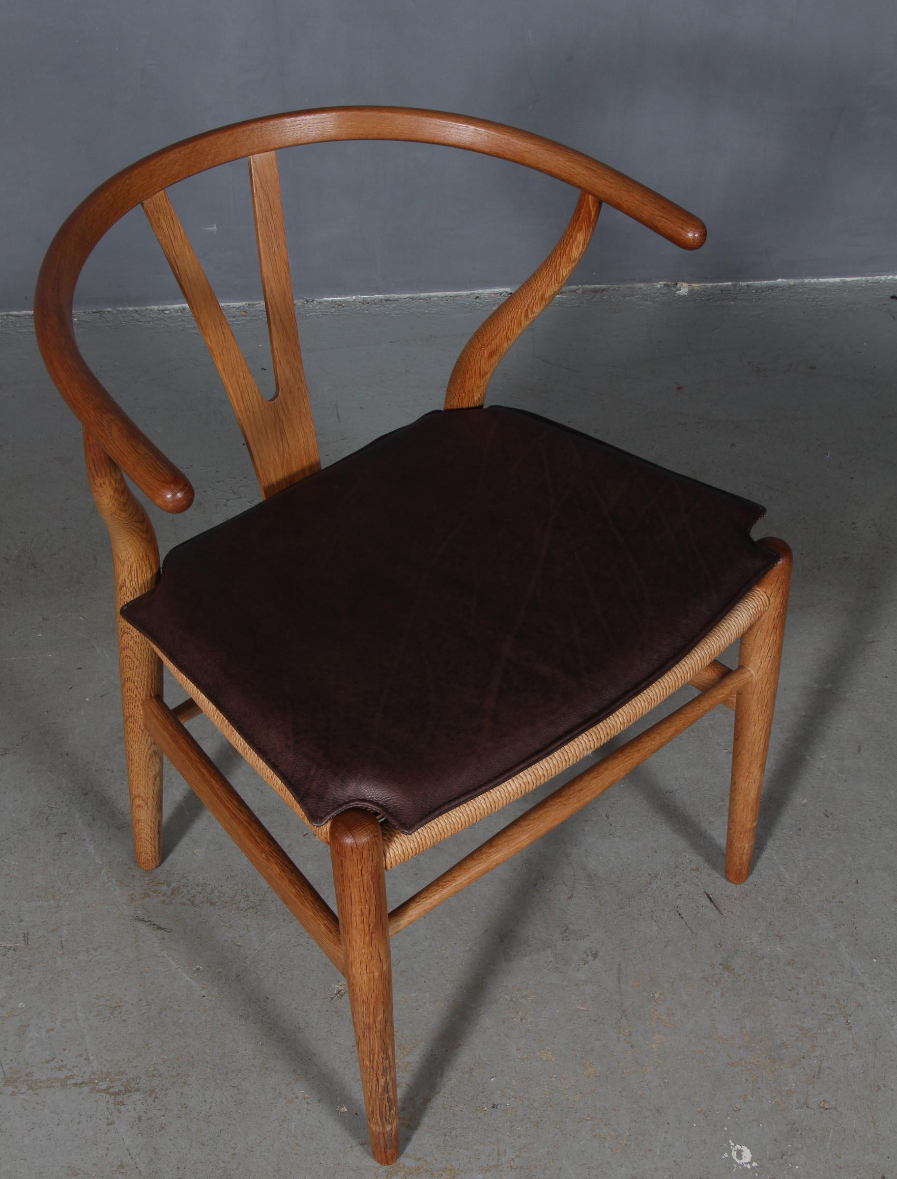 Cuscini di Hans J. Wegner per la sedia a dondolo modello CH24.

Realizzato in pelle anilina mokka e schiuma di buona qualità.

Solo il cuscino, non la sedia.