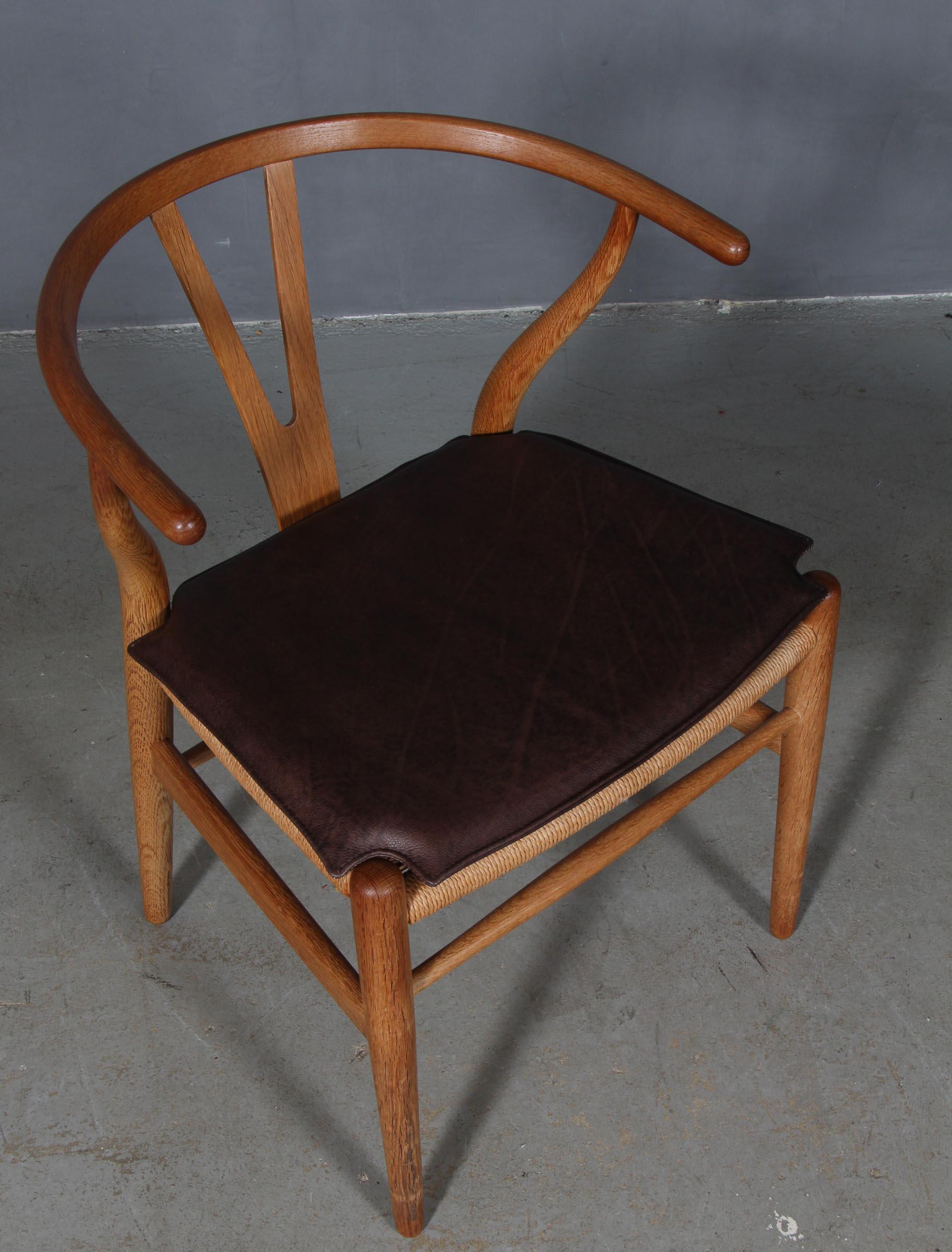 Coussins Hans J. Wegner pour la chaise wishbone modèle CH24.

Fabriqué en cuir moka aniline et en mousse de bonne qualité.

Seulement le coussin, pas la chaise.