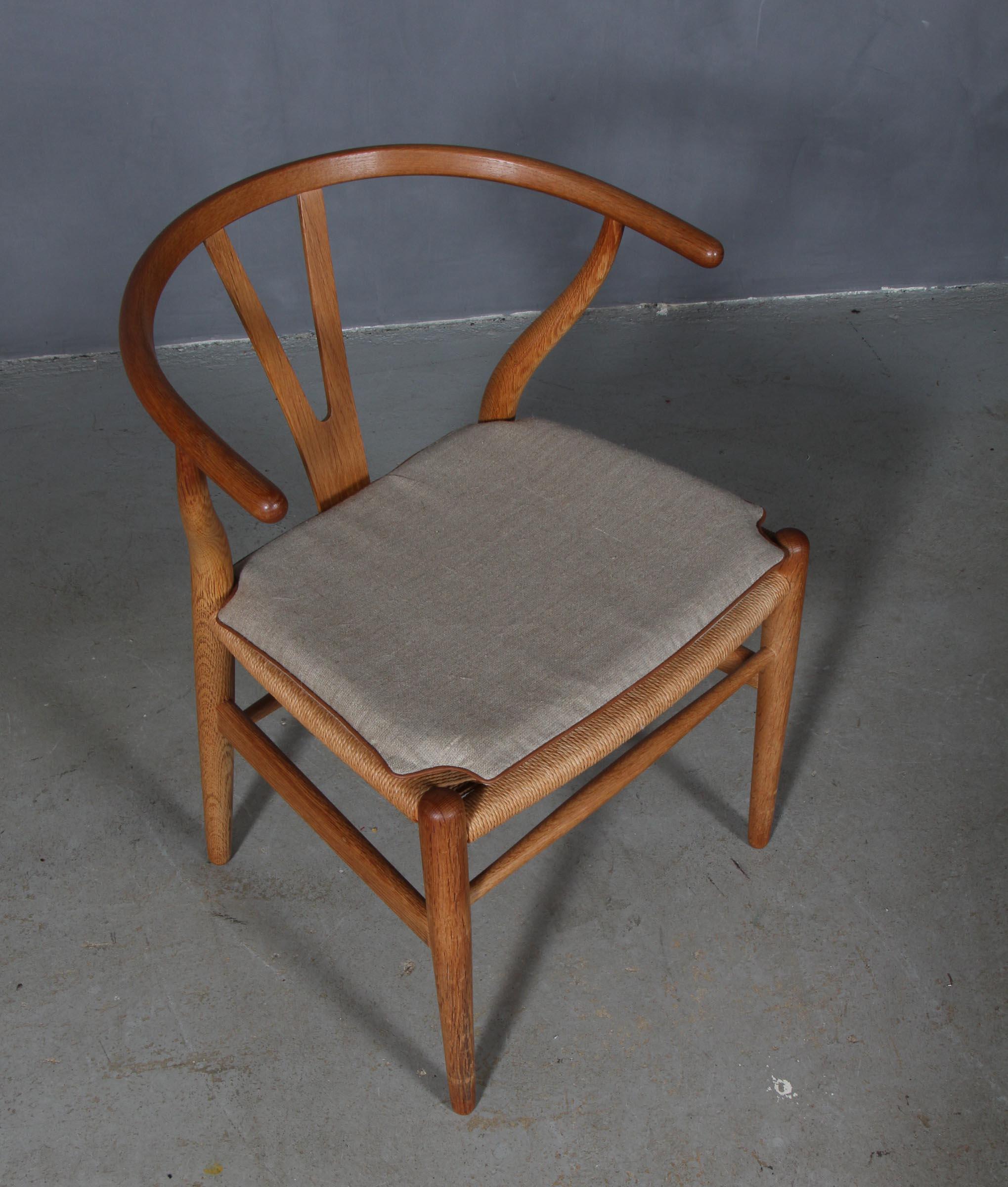 Coussins Hans J. Wegner pour chaise à boudin modèle CH24.

Fabriqué en toile avec un tube en cuir et une mousse de bonne qualité.

Seulement le coussin, pas la chaise.