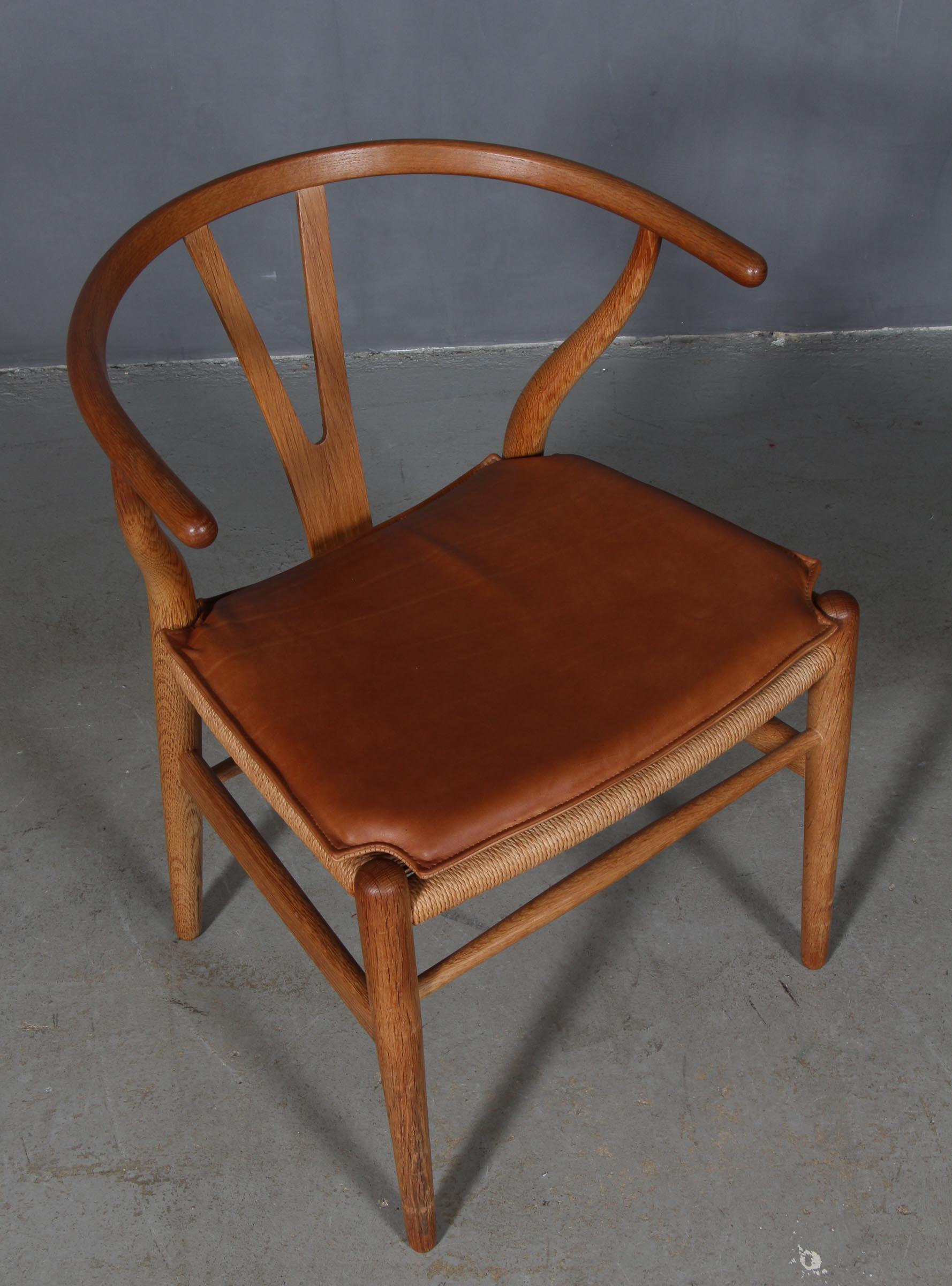 Coussins Hans J. Wegner pour chaise à boudin modèle CH24.

Fabriqué en cuir aniline vintage cognac et en mousse de bonne qualité.

Seulement le coussin, pas la chaise.