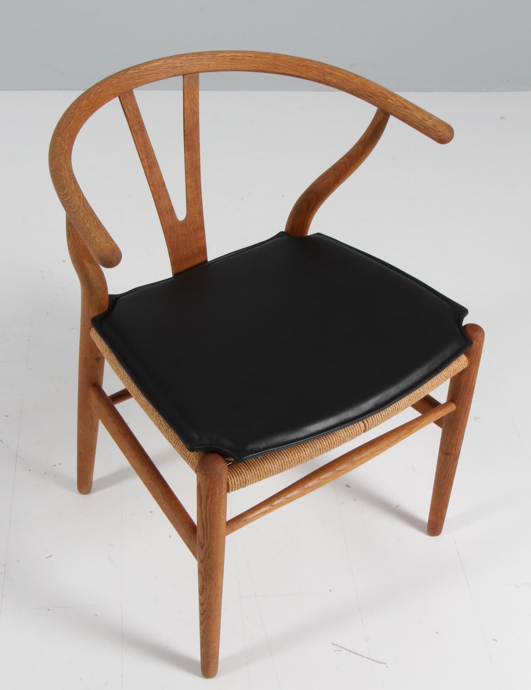 Coussins Hans J. Wegner pour la chaise wishbone modèle CH24.

Fabriqué en cuir pur aniline noir et en mousse de bonne qualité.

Seulement le coussin, pas la chaise.