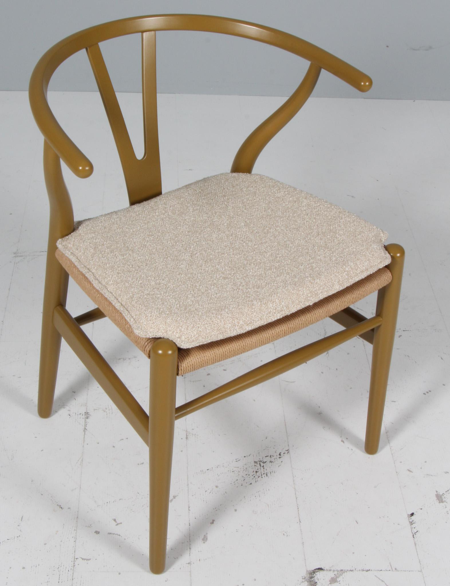 Cuscini di Hans J. Wegner per la sedia a dondolo modello CH24.

Realizzato in bouclé color sabbia e schiuma di buona qualità.

Solo il cuscino, non la sedia.