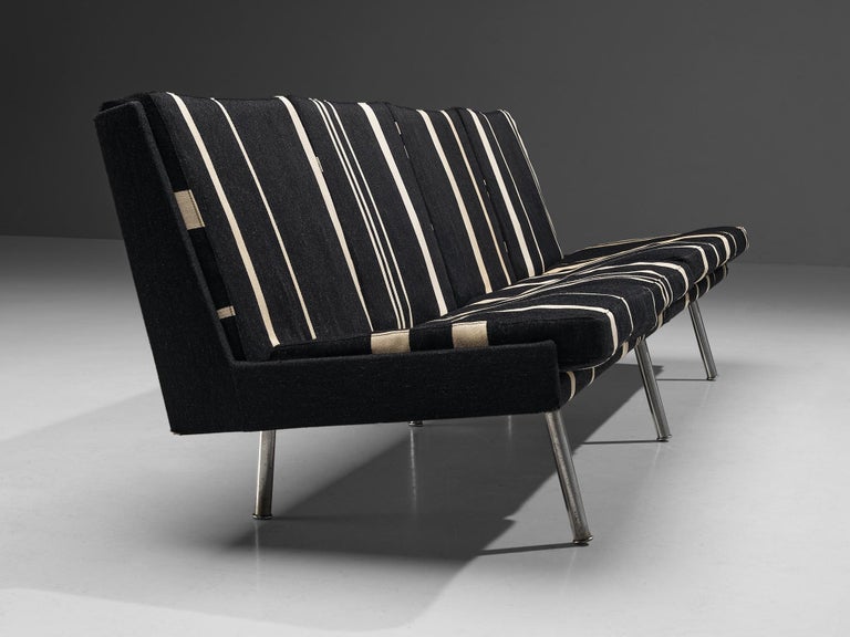 Hans J. Wegner Customizable Sofa ‘Airport’ in Striped Upholstery and Metal Frame For Sale 2
