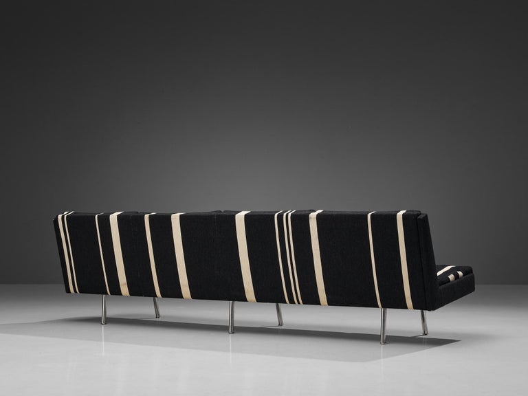 Hans J. Wegner Sofa ‘Airport’ in Striped Upholstery and Metal Frame For Sale 4