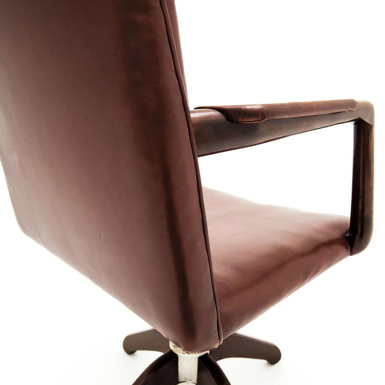 Hans J. Wegner Danish 1940s Leather and Oak Model A721 Executive Chair For Sale 4