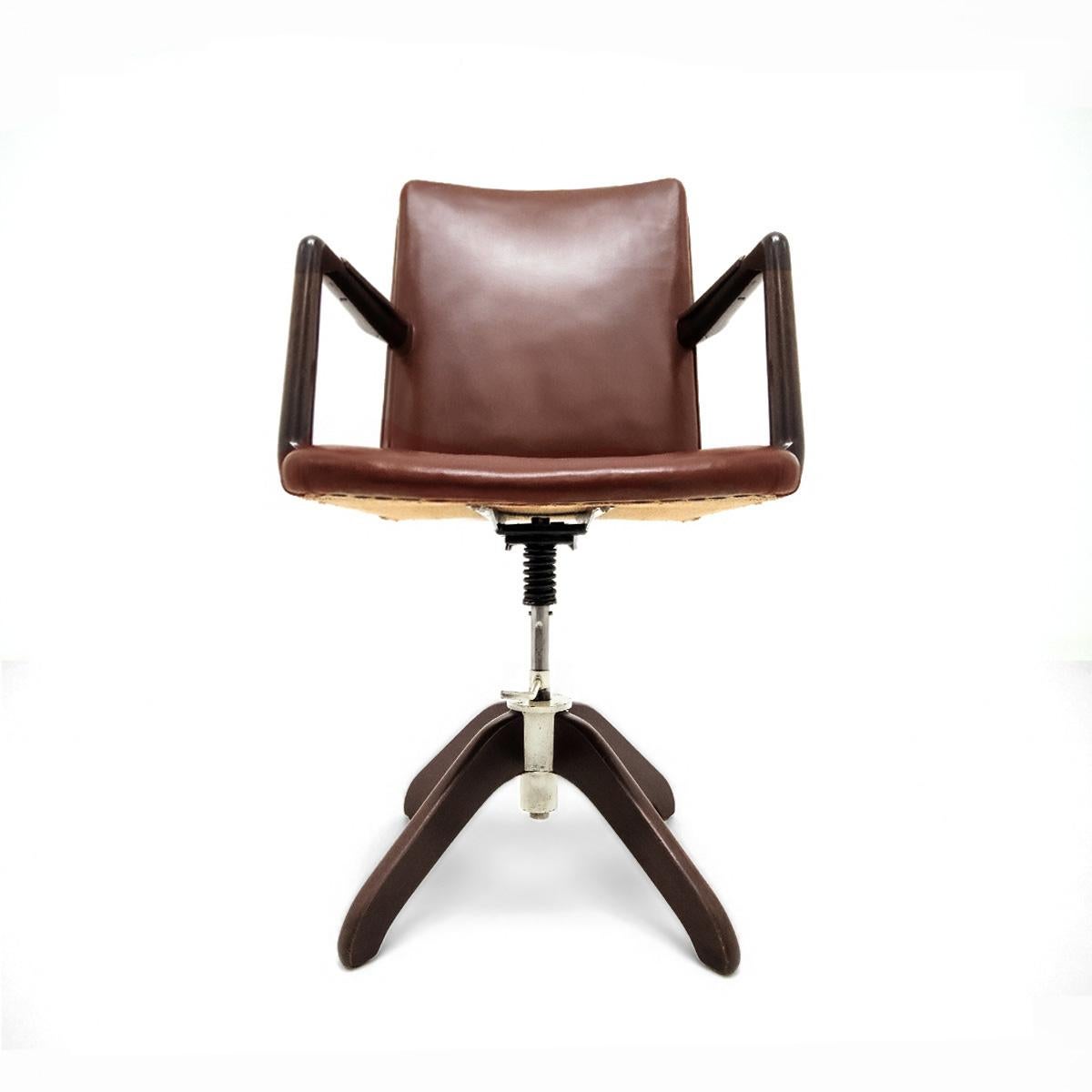 Hans J. Wegner Danish 1940s Leather and Oak Model A721 Executive Chair For Sale 5