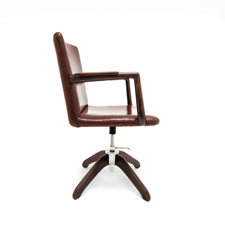 Hans J. Wegner Danish 1940s Leather and Oak Model A721 Executive Chair In Good Condition For Sale In Highclere, Newbury