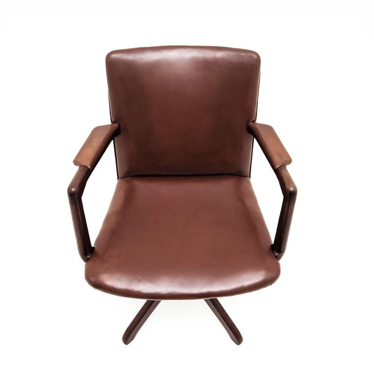 Hans J. Wegner Danish 1940s Leather and Oak Model A721 Executive Chair For Sale 1