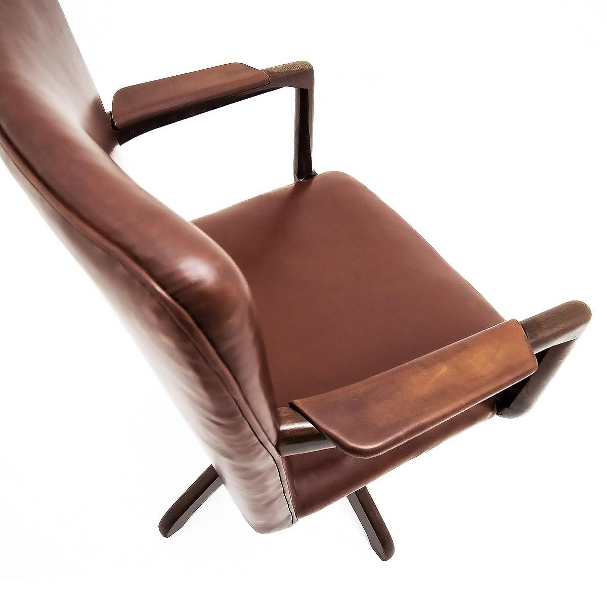 Hans J. Wegner Danish 1940s Leather and Oak Model A721 Executive Chair For Sale 2