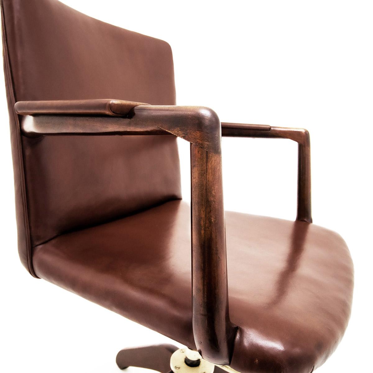 Hans J. Wegner Danish 1940s Leather and Oak Model A721 Executive Chair For Sale 3