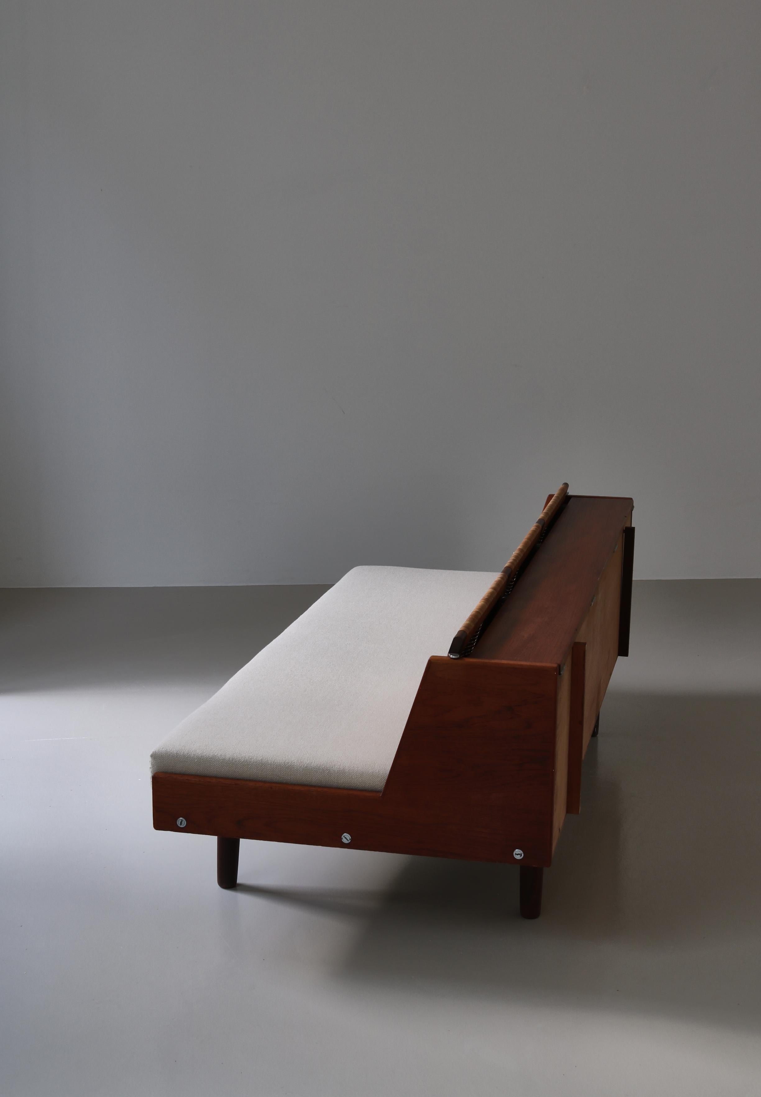 Lit de jour danois moderne Hans J. Wegner en teck et rotin GE7 Made at GETAMA, années 1950 en vente 3
