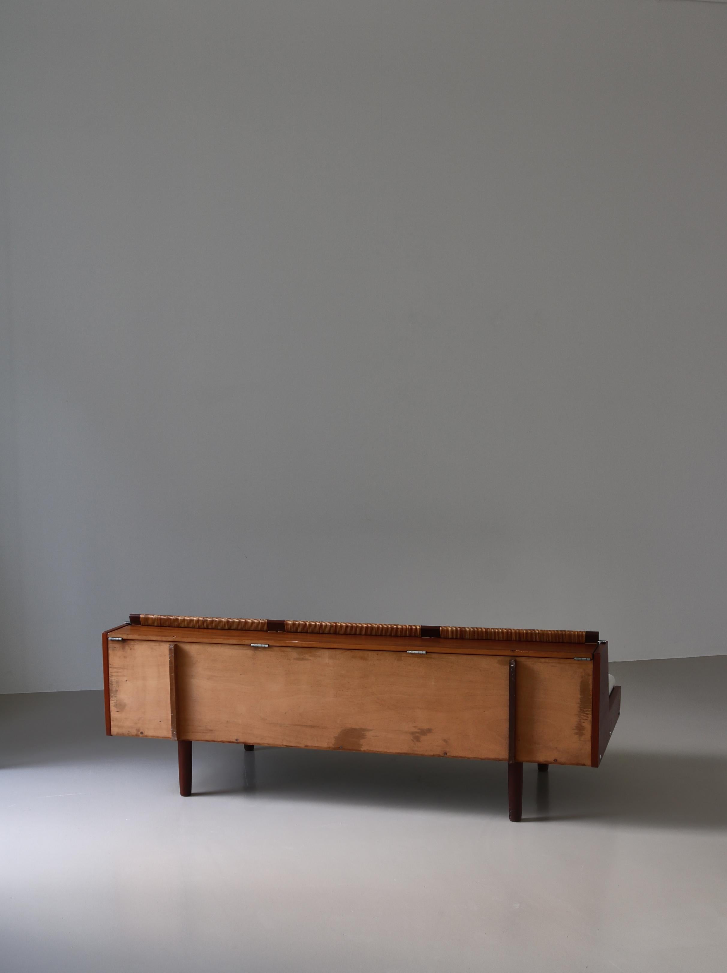 Lit de jour danois moderne Hans J. Wegner en teck et rotin GE7 Made at GETAMA, années 1950 en vente 6