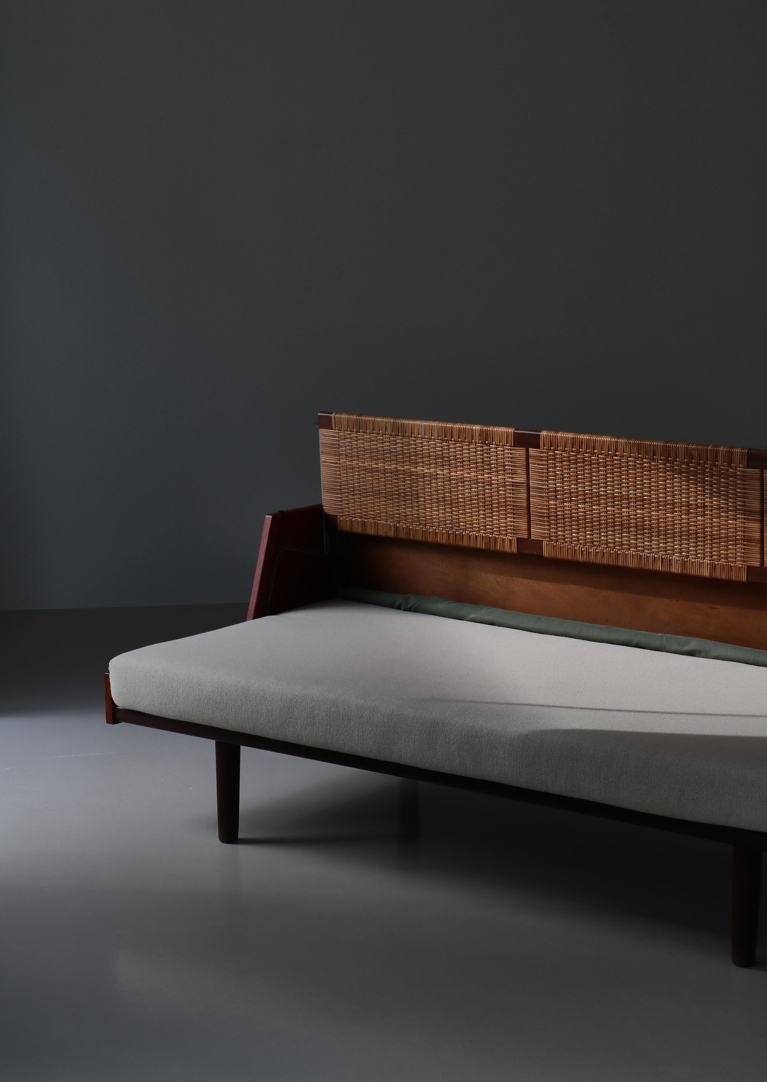 Lit de jour danois moderne Hans J. Wegner en teck et rotin GE7 Made at GETAMA, années 1950 en vente 9