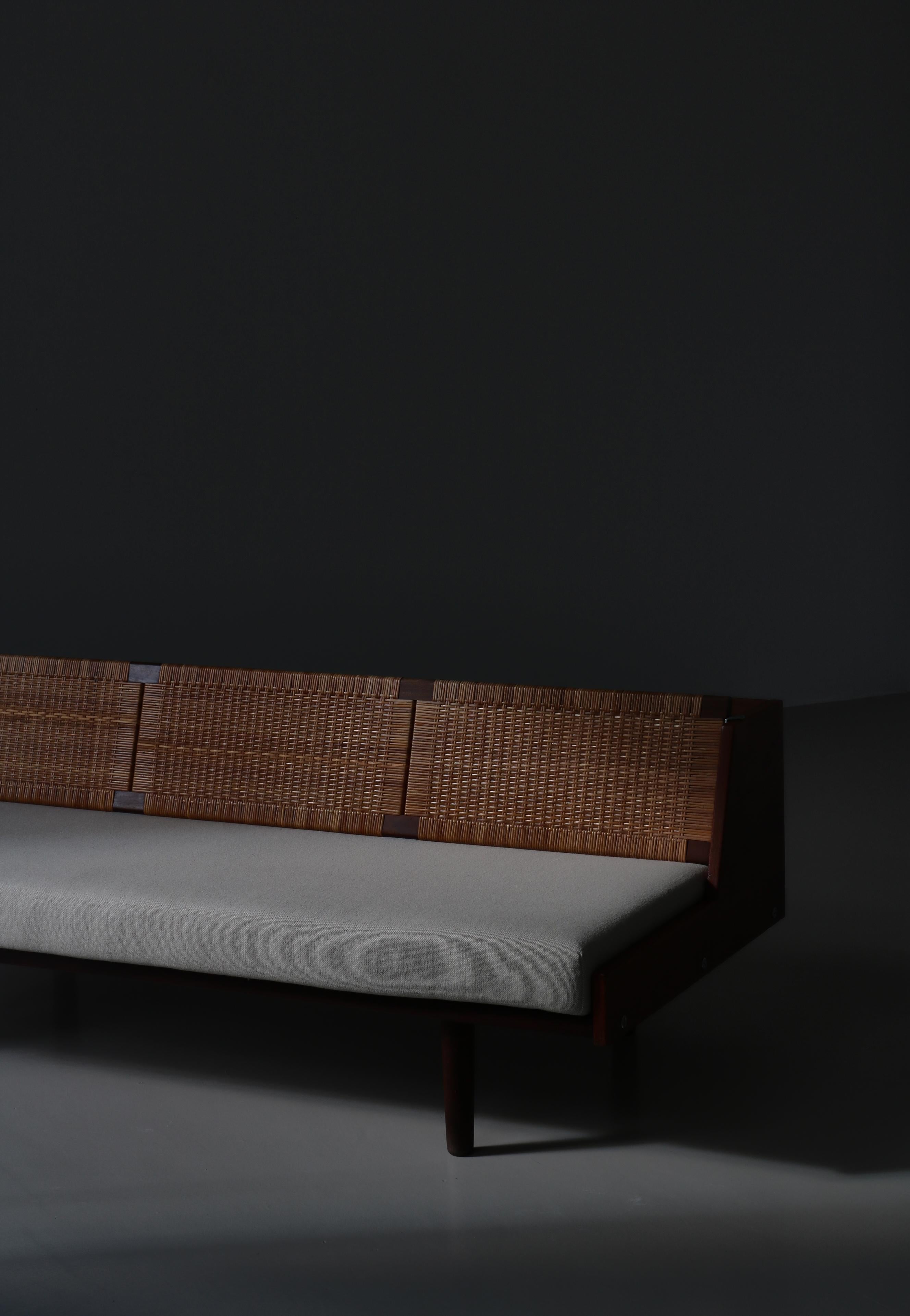 Lit de jour danois moderne Hans J. Wegner en teck et rotin GE7 Made at GETAMA, années 1950 en vente 13