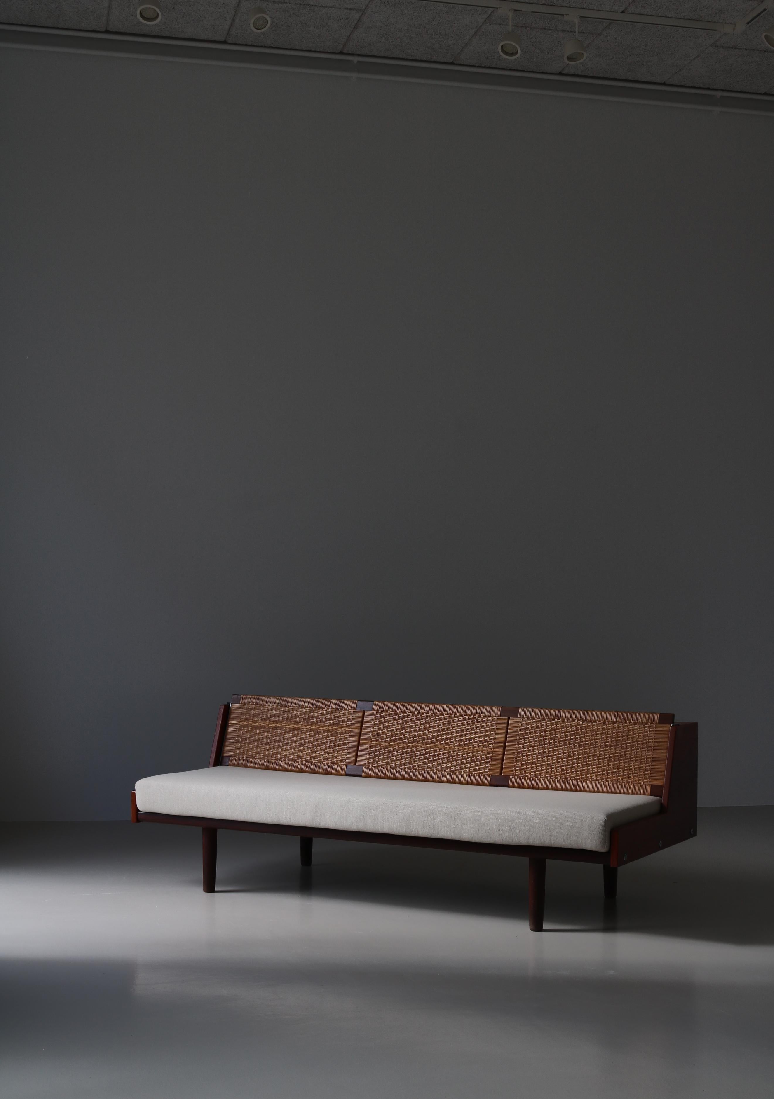 Scandinave moderne Lit de jour danois moderne Hans J. Wegner en teck et rotin GE7 Made at GETAMA, années 1950 en vente