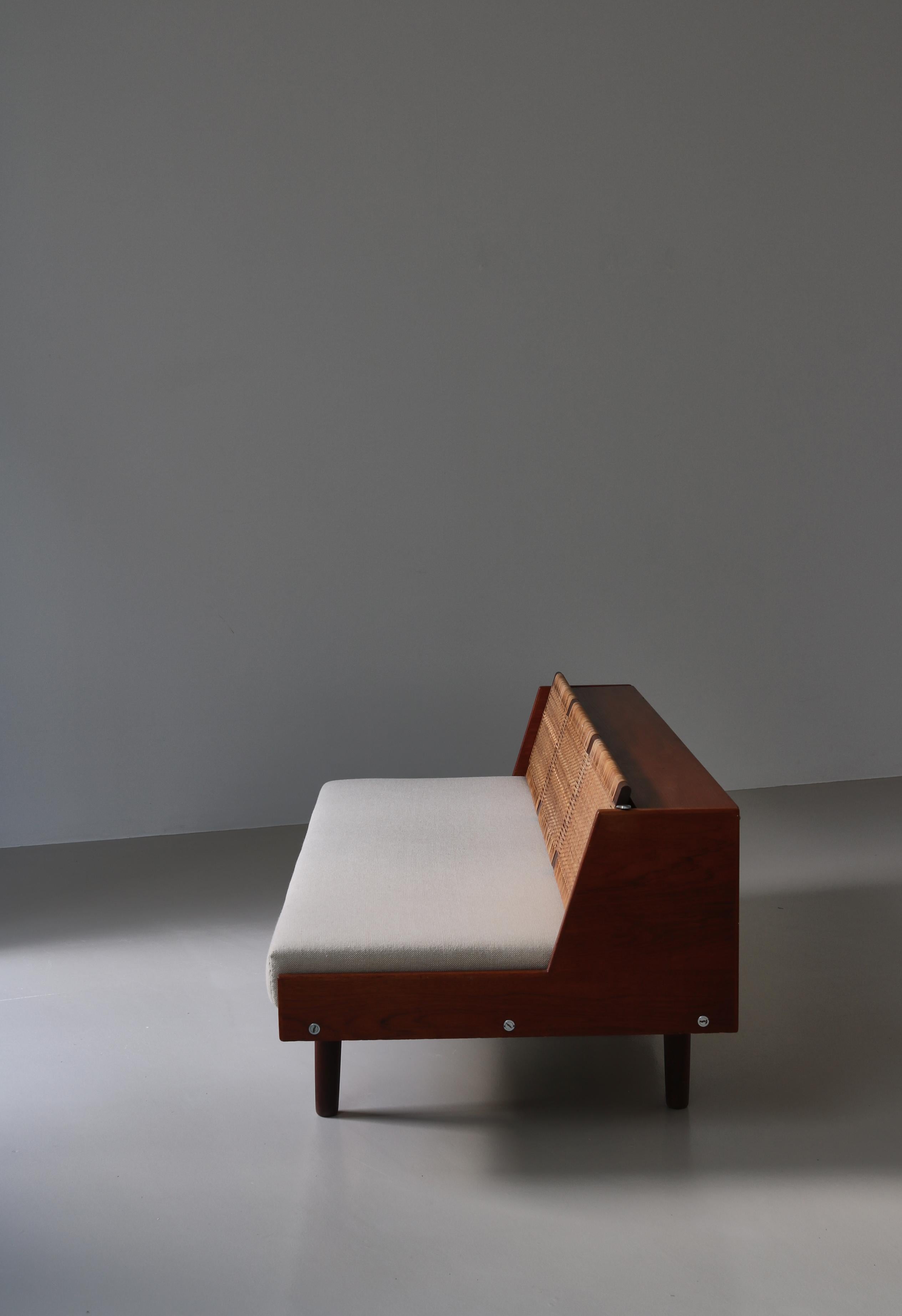 Danois Lit de jour danois moderne Hans J. Wegner en teck et rotin GE7 Made at GETAMA, années 1950 en vente