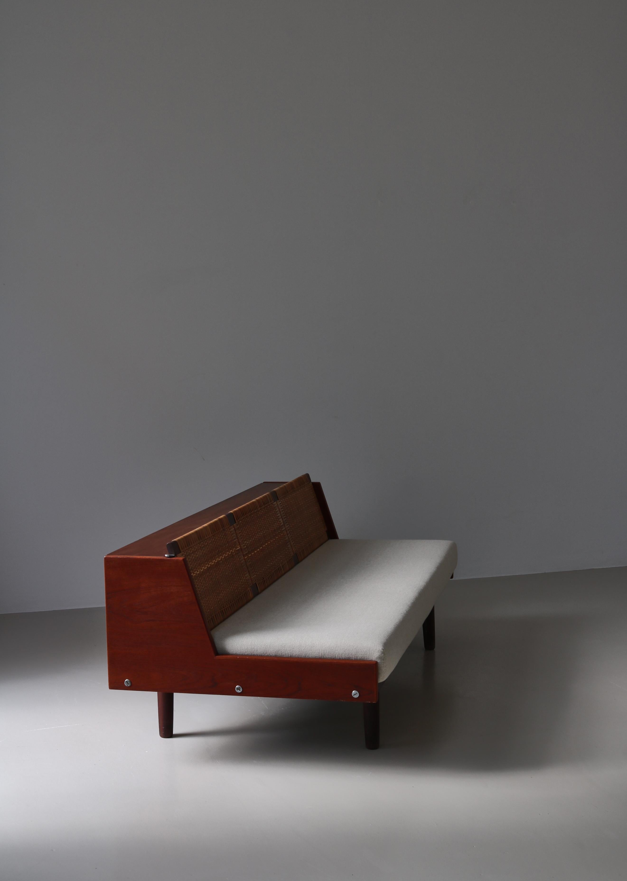 Milieu du XXe siècle Lit de jour danois moderne Hans J. Wegner en teck et rotin GE7 Made at GETAMA, années 1950 en vente