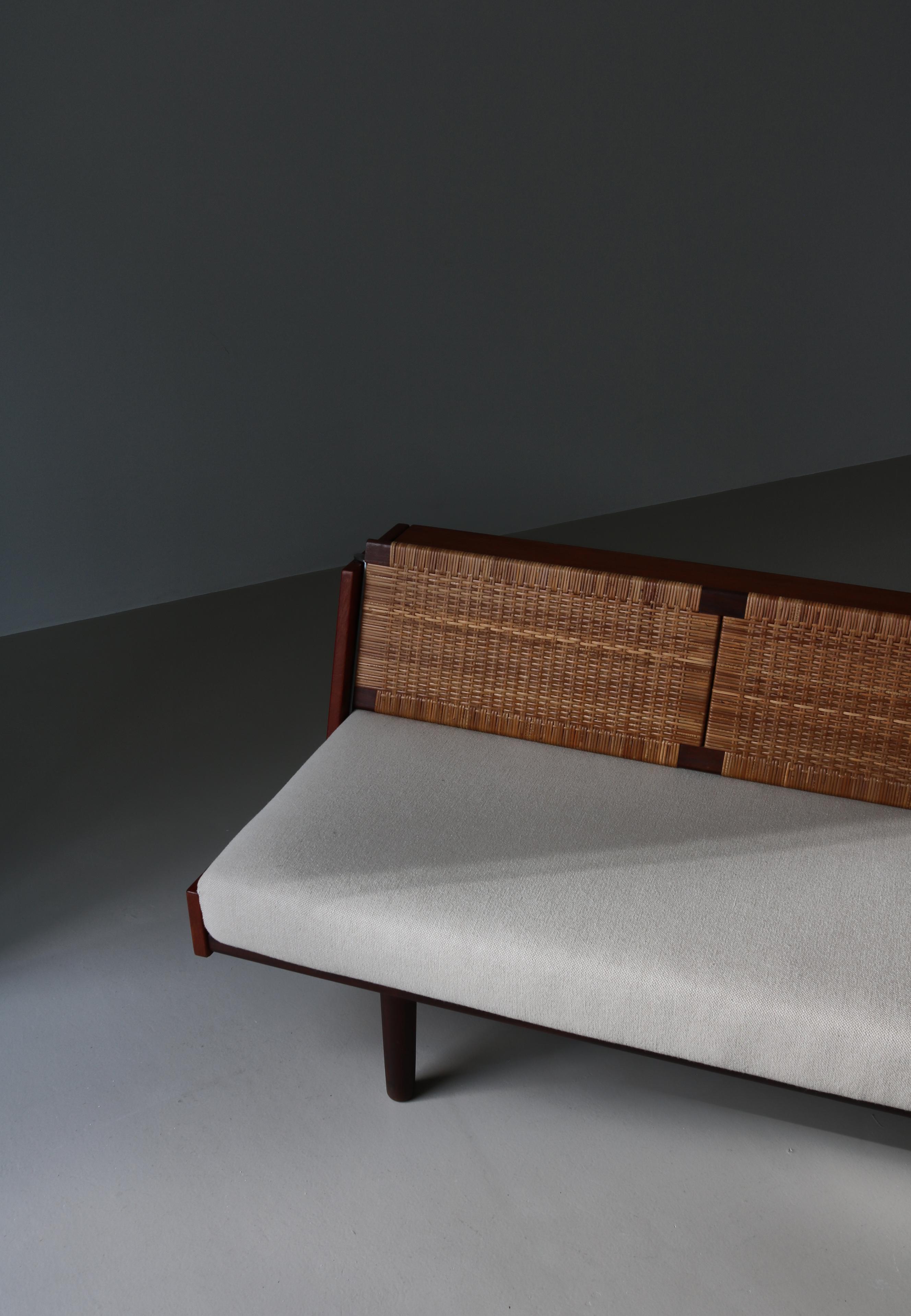 Laine Lit de jour danois moderne Hans J. Wegner en teck et rotin GE7 Made at GETAMA, années 1950 en vente