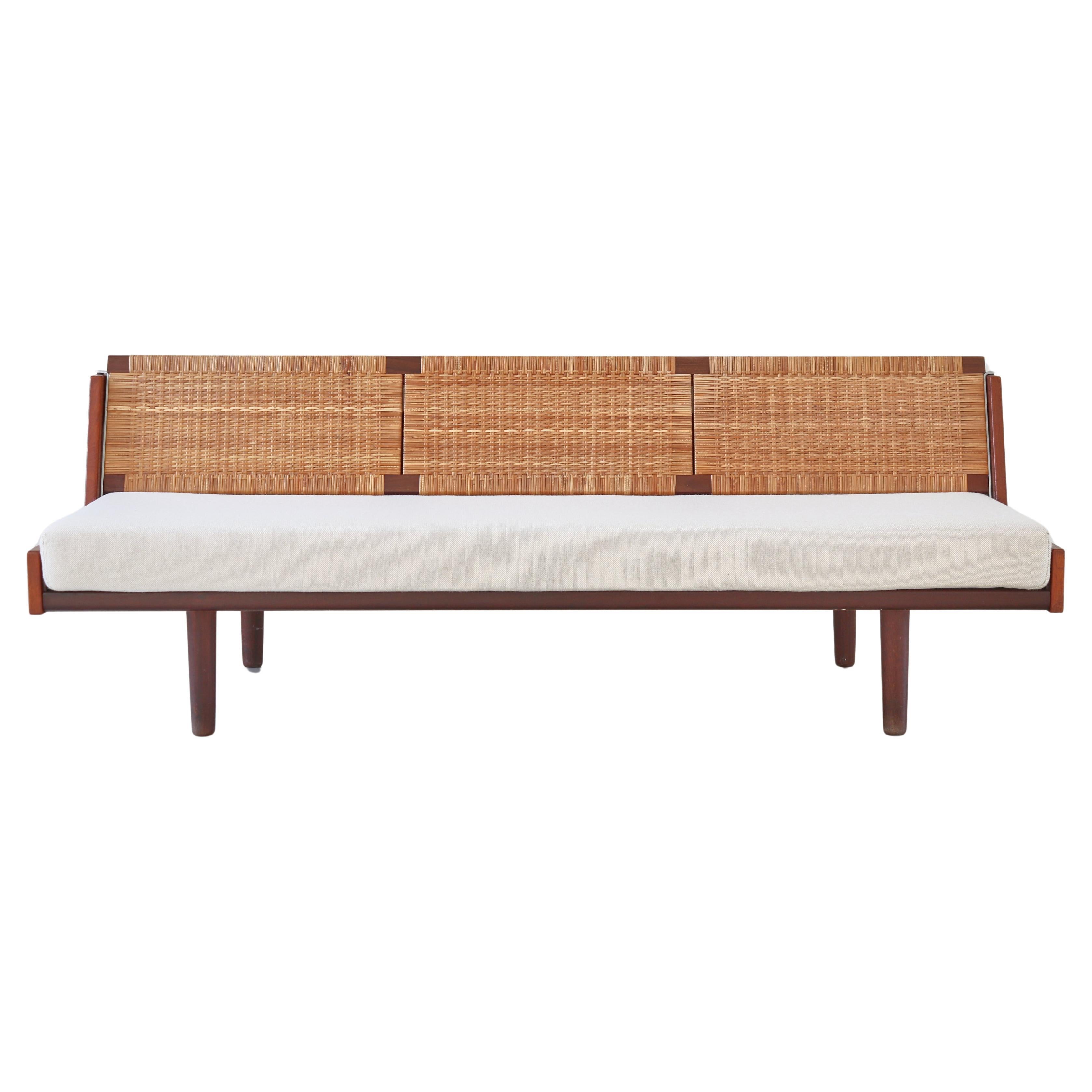 Lettino moderno danese Hans J. Wegner in teak e rattan GE7 Made at GETAMA, anni '50