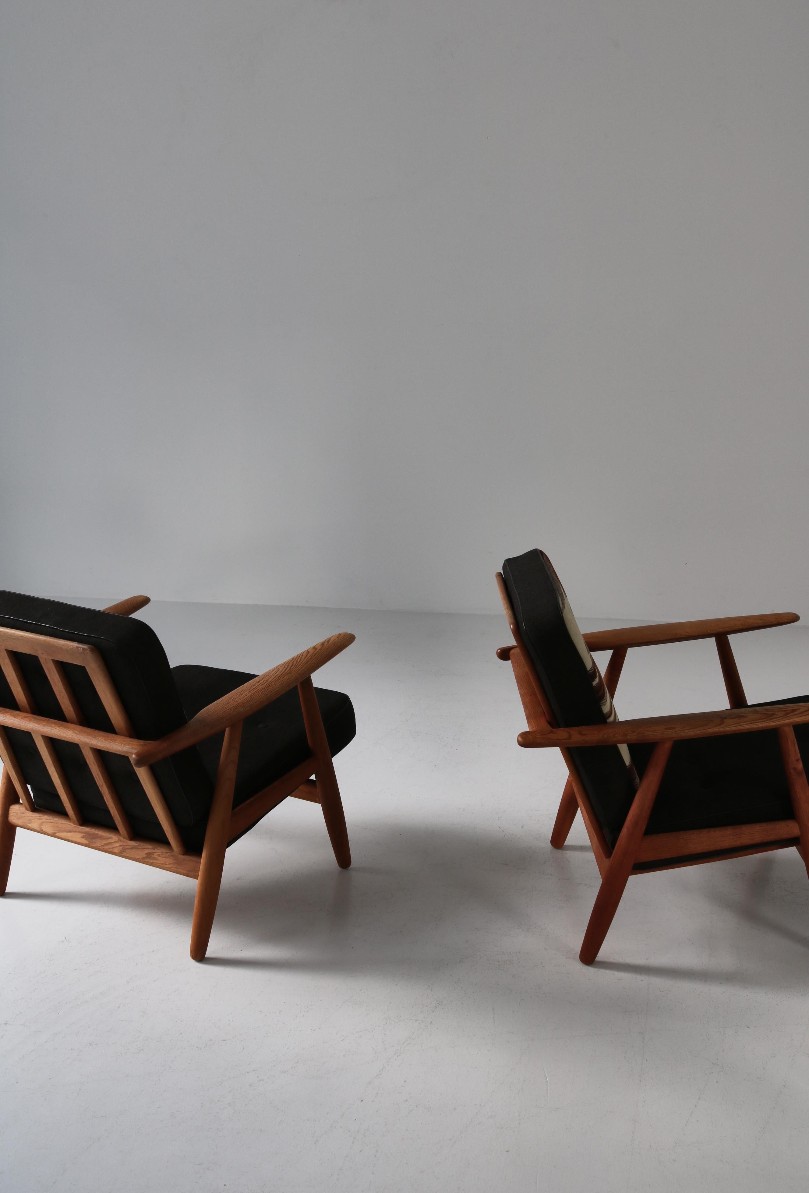 Hans J. Wegner fauteuils de salon modernes danois en chêne «GE-240 », GETAMA 1955 en vente 6