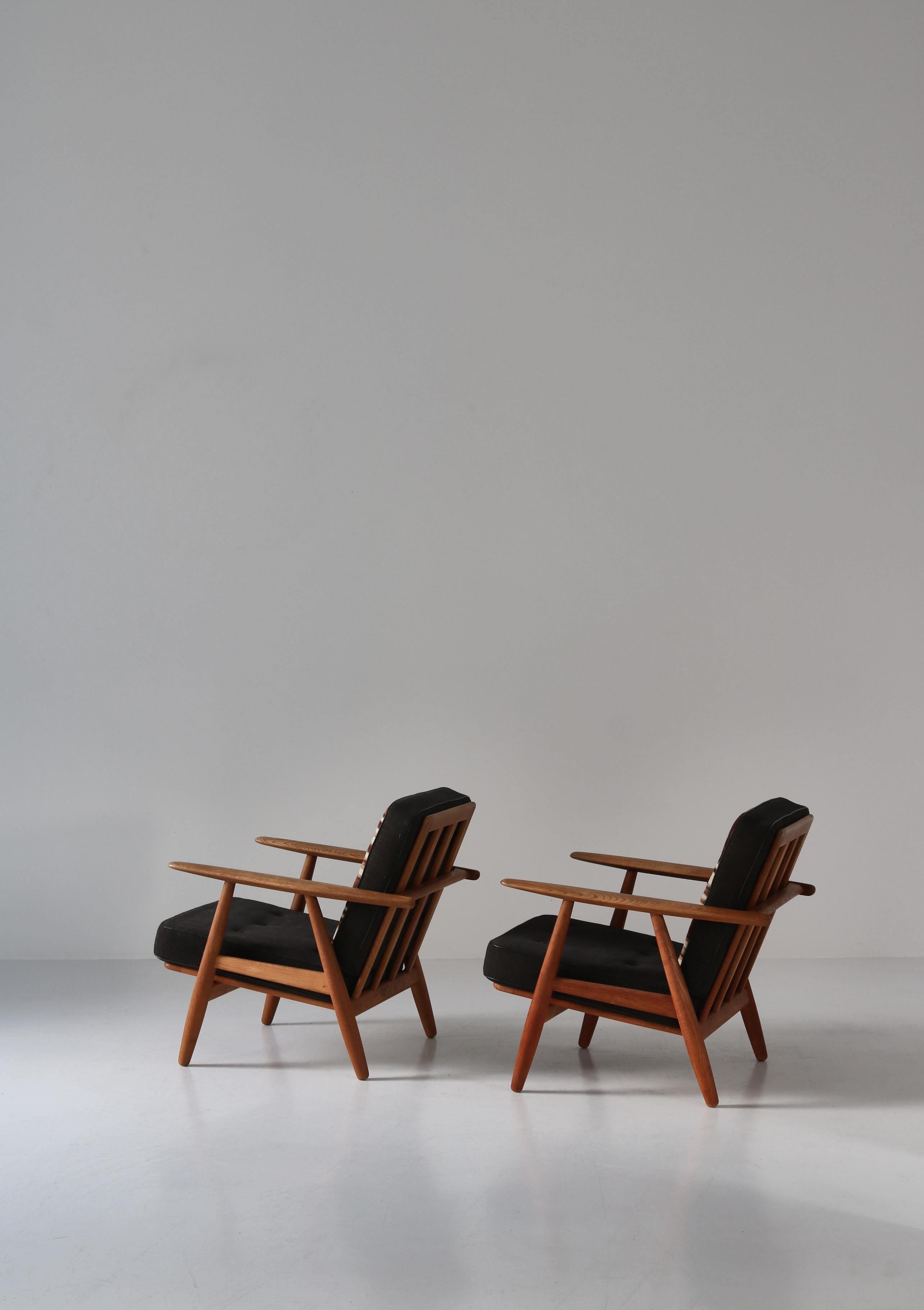 Laine Hans J. Wegner fauteuils de salon modernes danois en chêne «GE-240 », GETAMA 1955 en vente