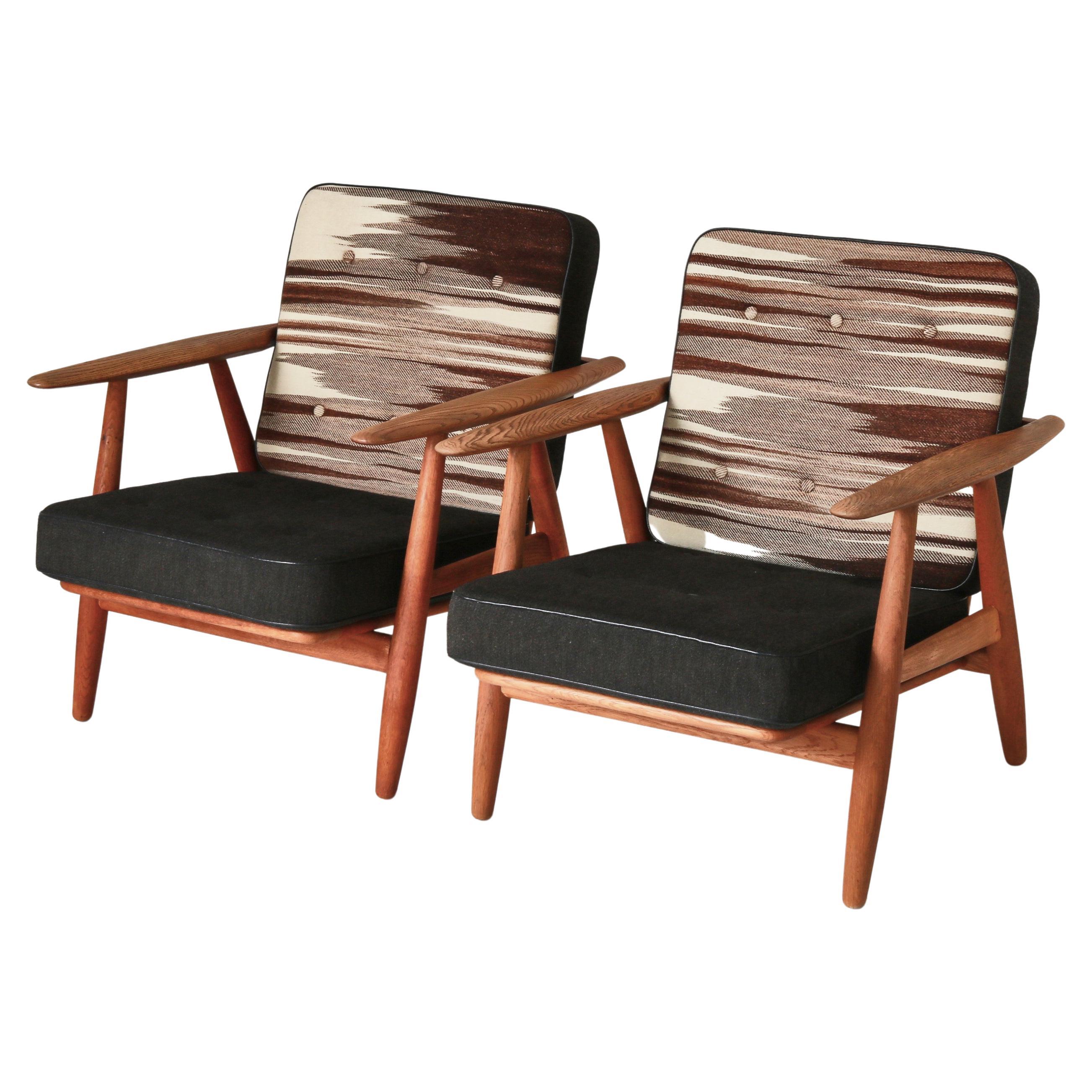 Hans J. Wegner Danish Modern "GE-240" Lounge Chairs in Oak, GETAMA 1955 For Sale