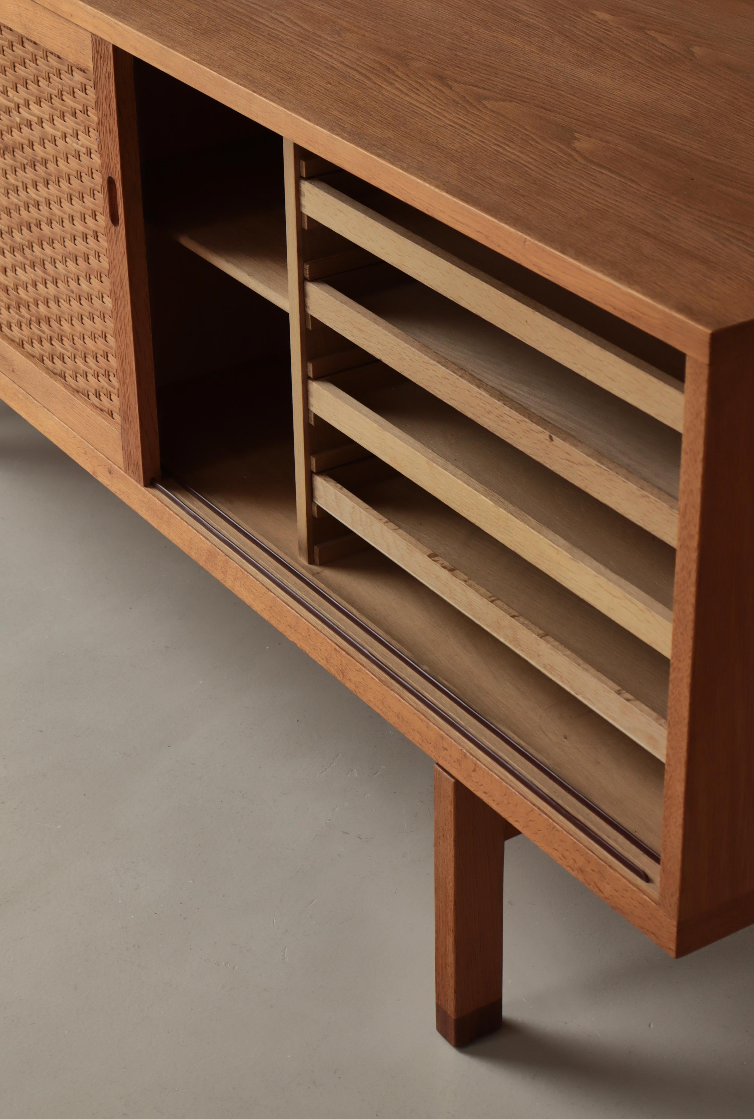Aparador moderno danés Hans J. Wegner de roble y ratán Modelo 