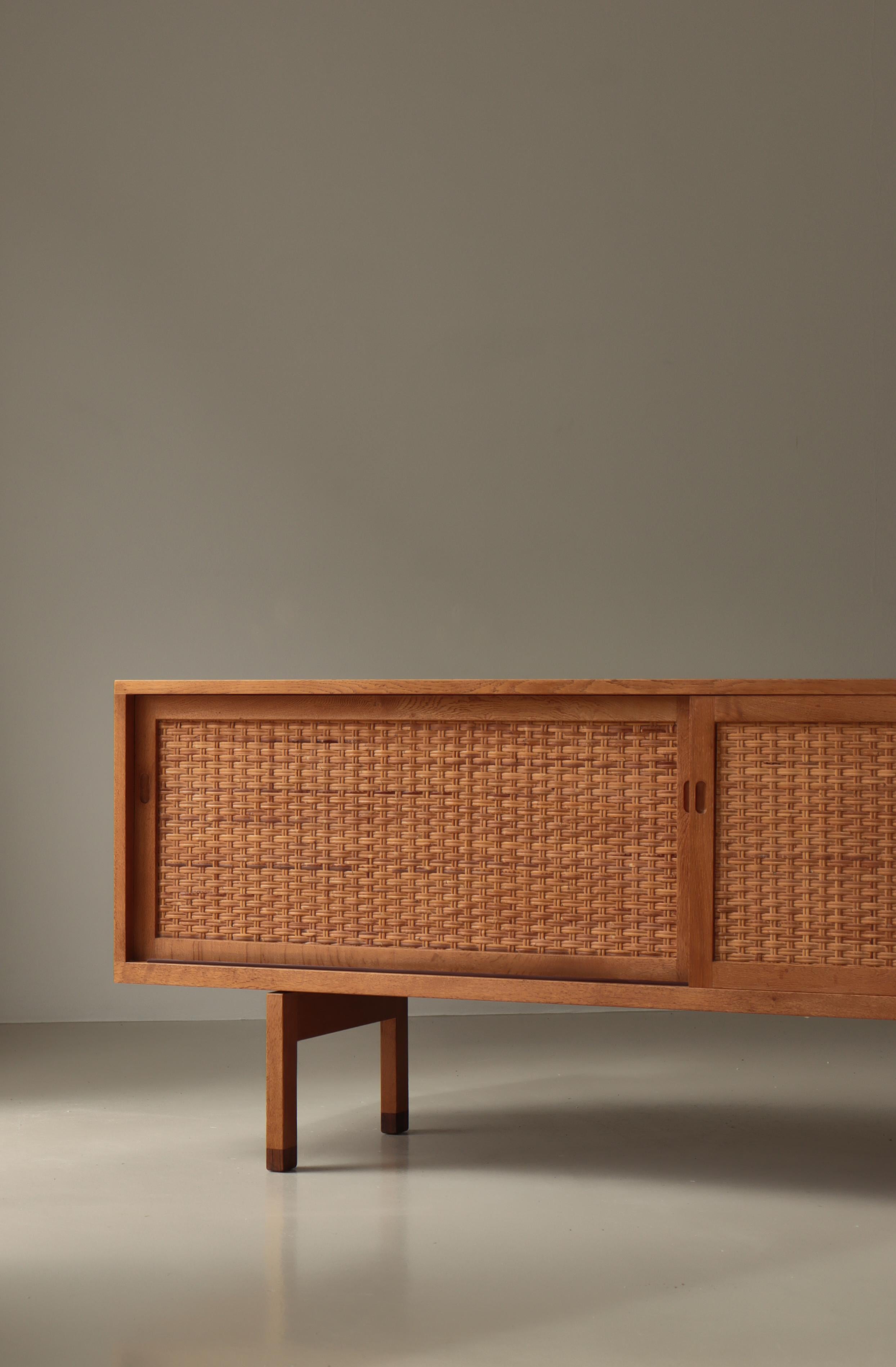 Aparador moderno danés Hans J. Wegner de roble y ratán Modelo 