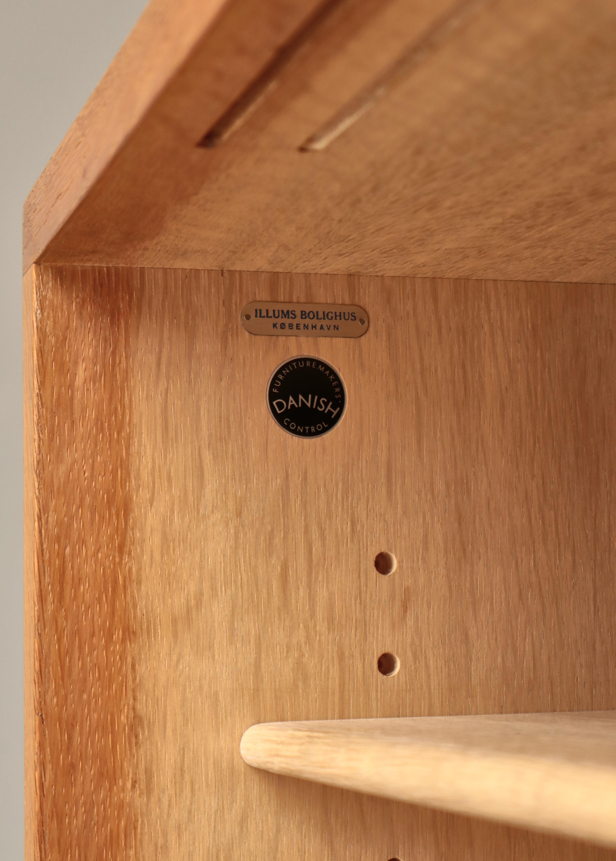 Aparador moderno danés Hans J. Wegner de roble y ratán Modelo 