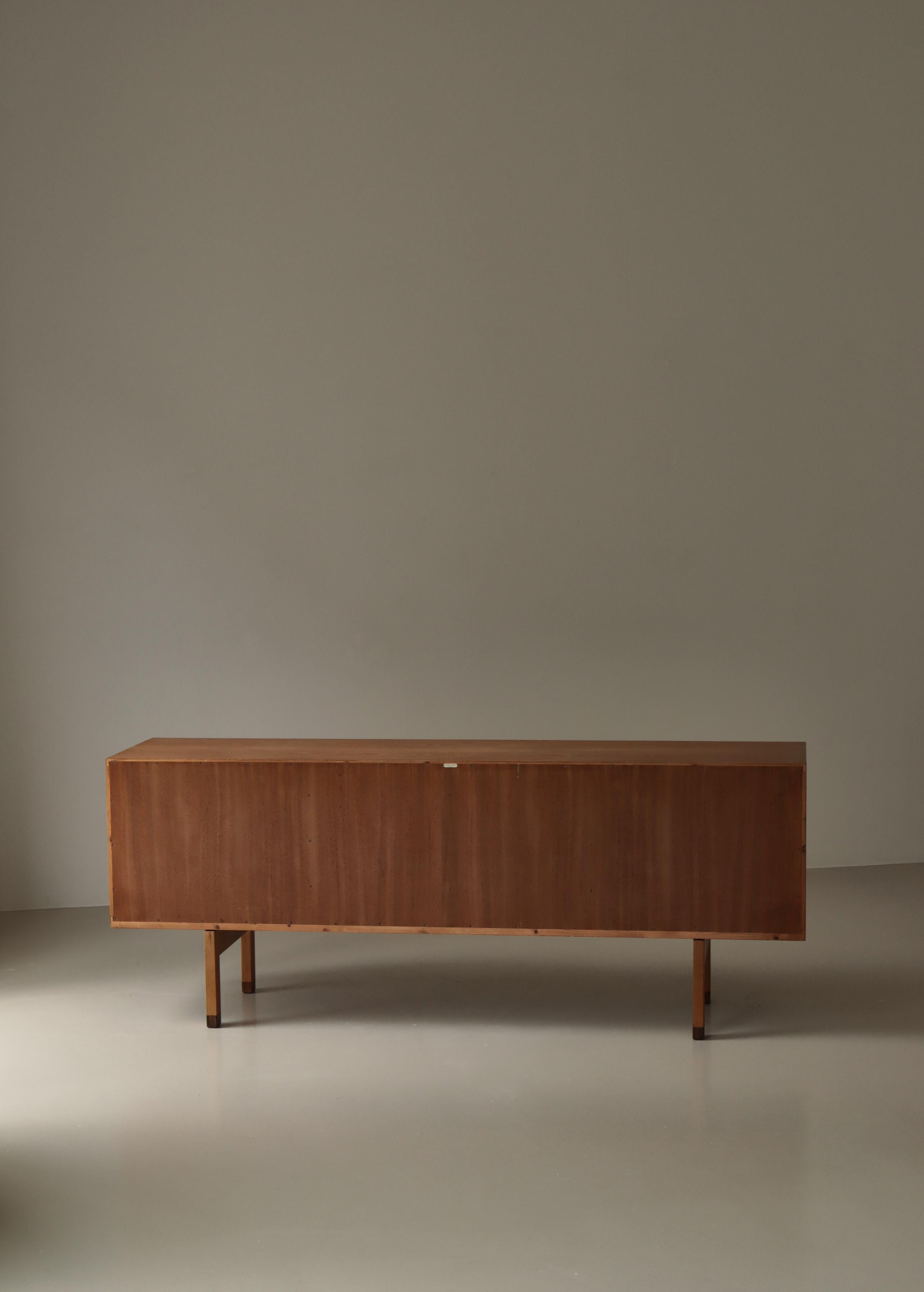 Aparador moderno danés Hans J. Wegner de roble y ratán Modelo 