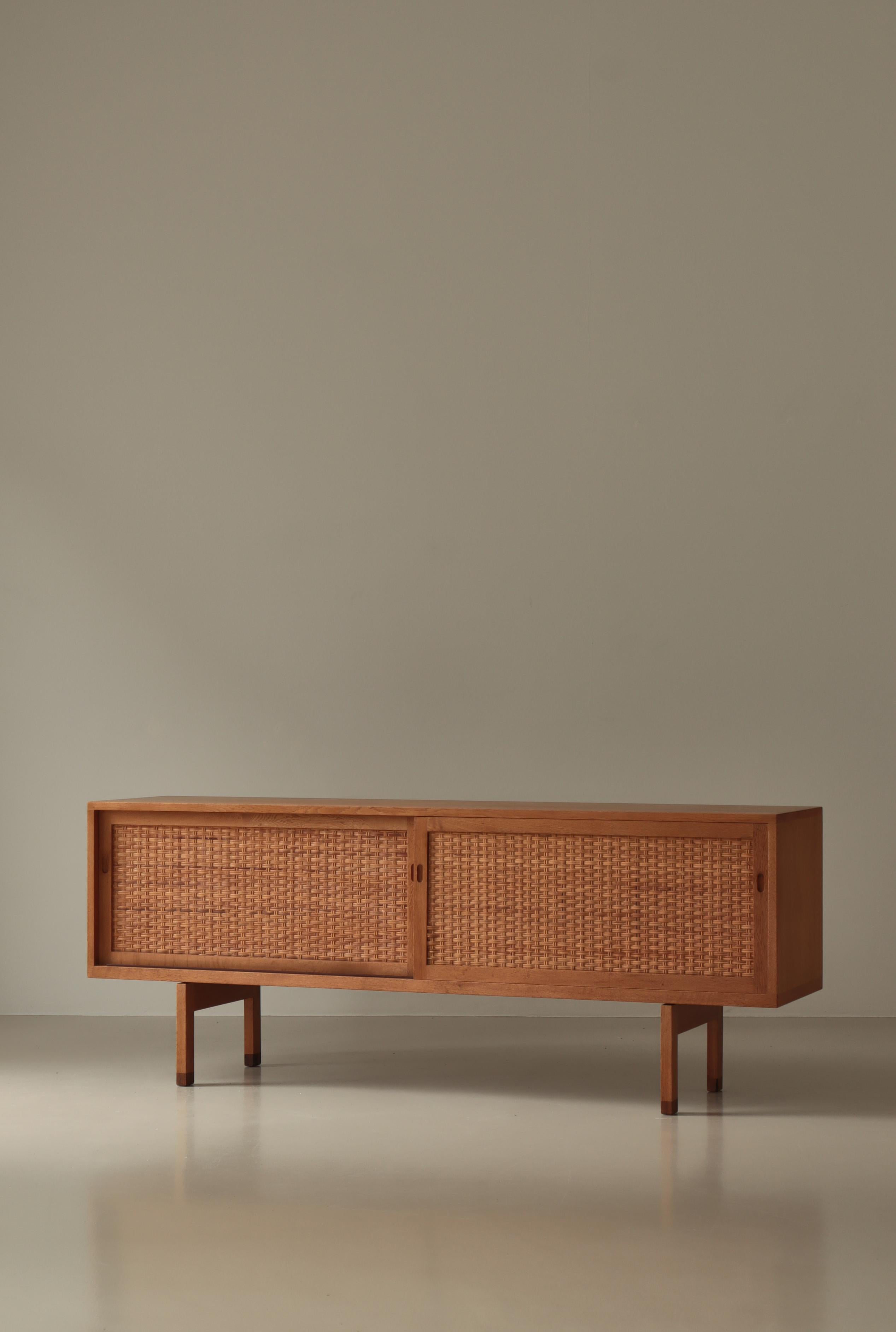 Precioso y raro aparador / credenza bajo de madera de roble modelo 