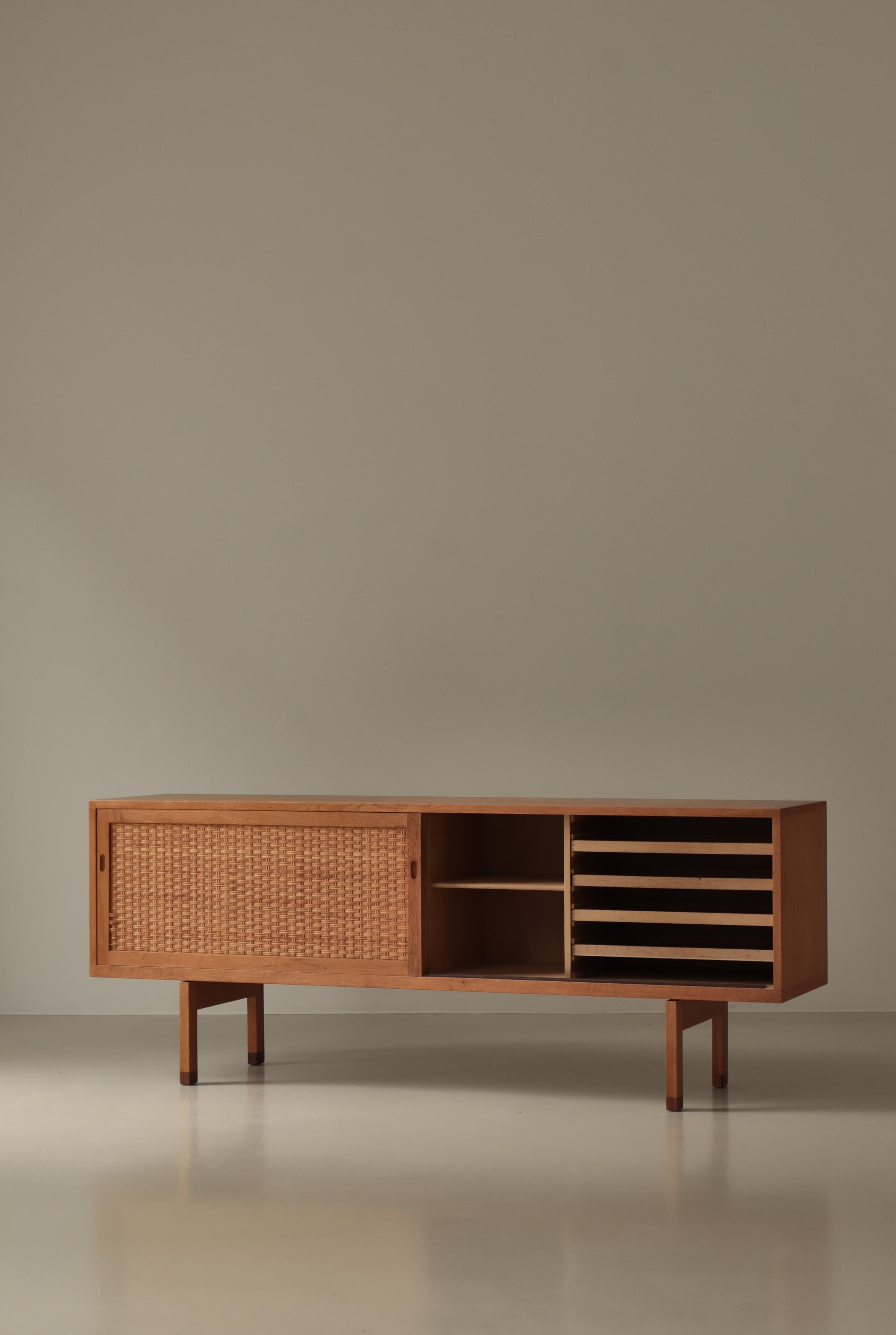 Aparador moderno danés Hans J. Wegner de roble y ratán Modelo 
