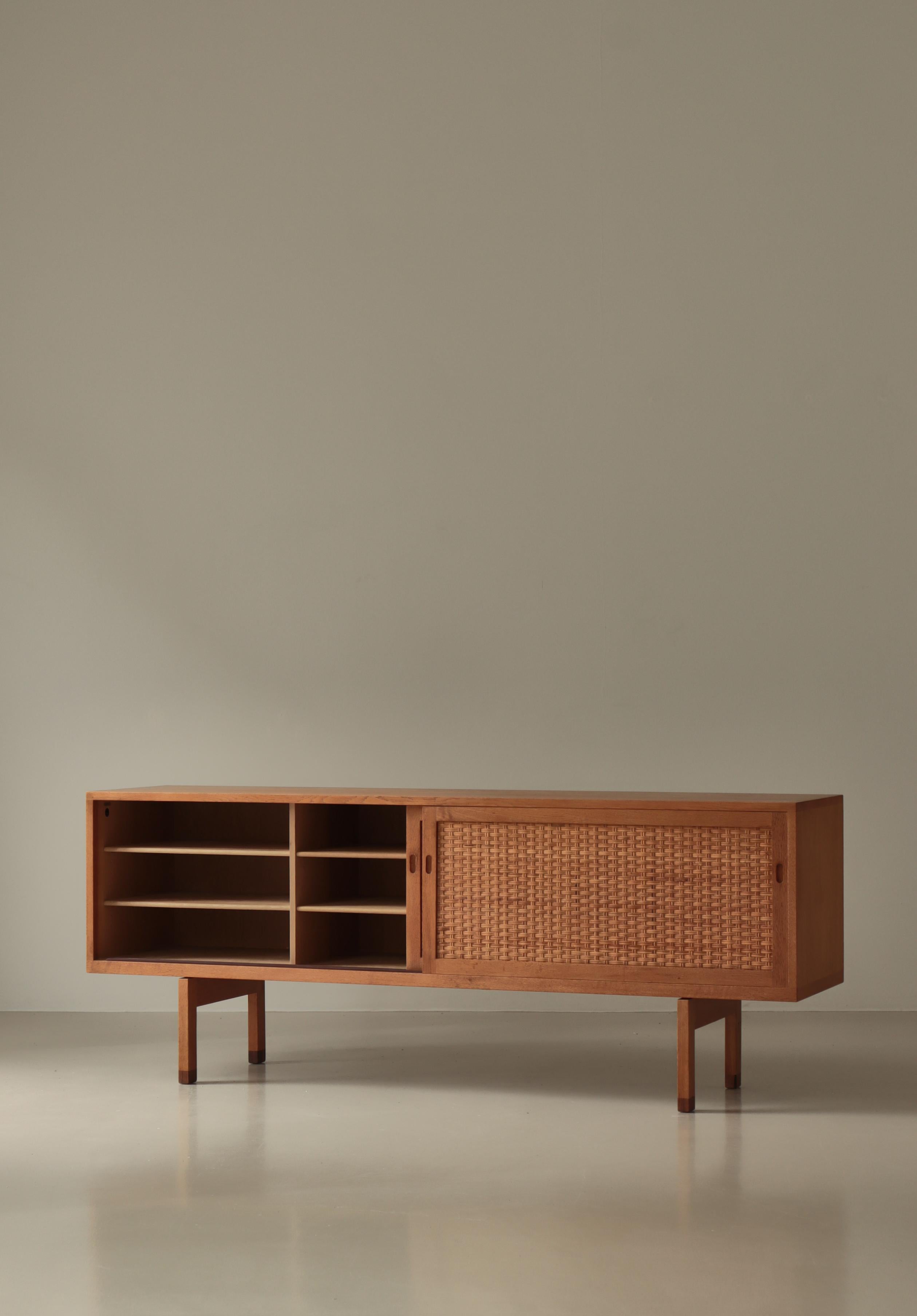 Aparador moderno danés Hans J. Wegner de roble y ratán Modelo 