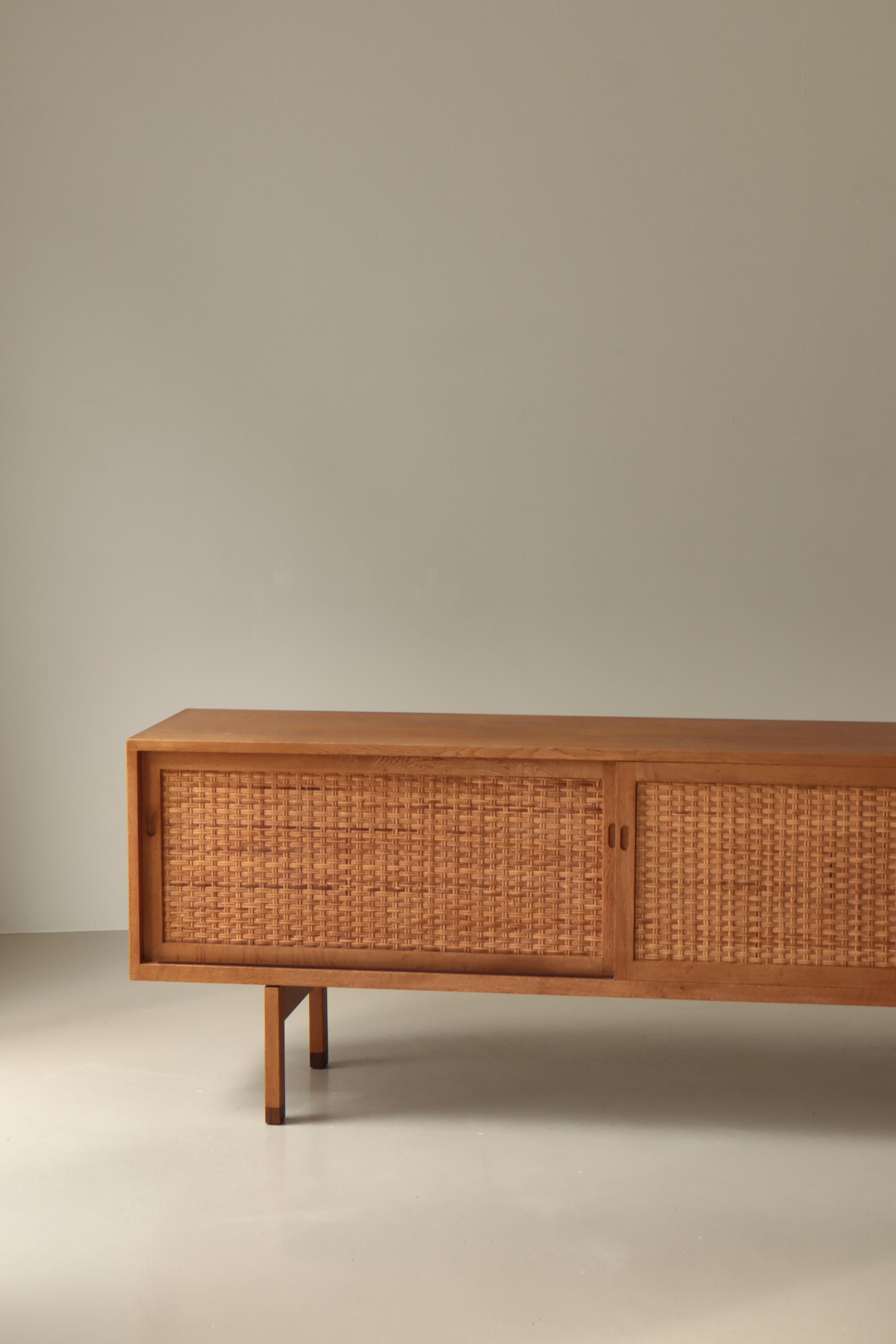 Aparador moderno danés Hans J. Wegner de roble y ratán Modelo 