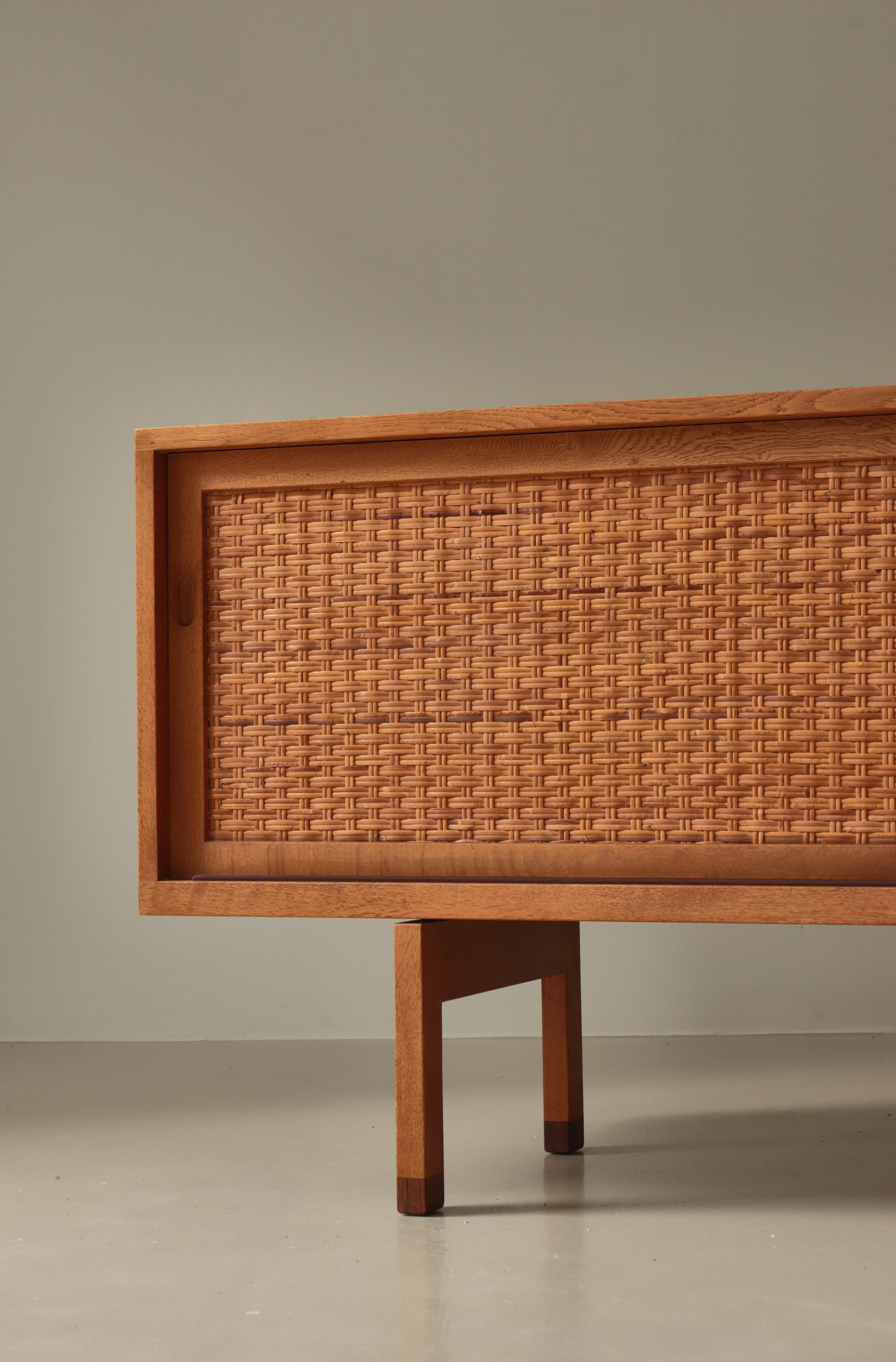 Aparador moderno danés Hans J. Wegner de roble y ratán Modelo 
