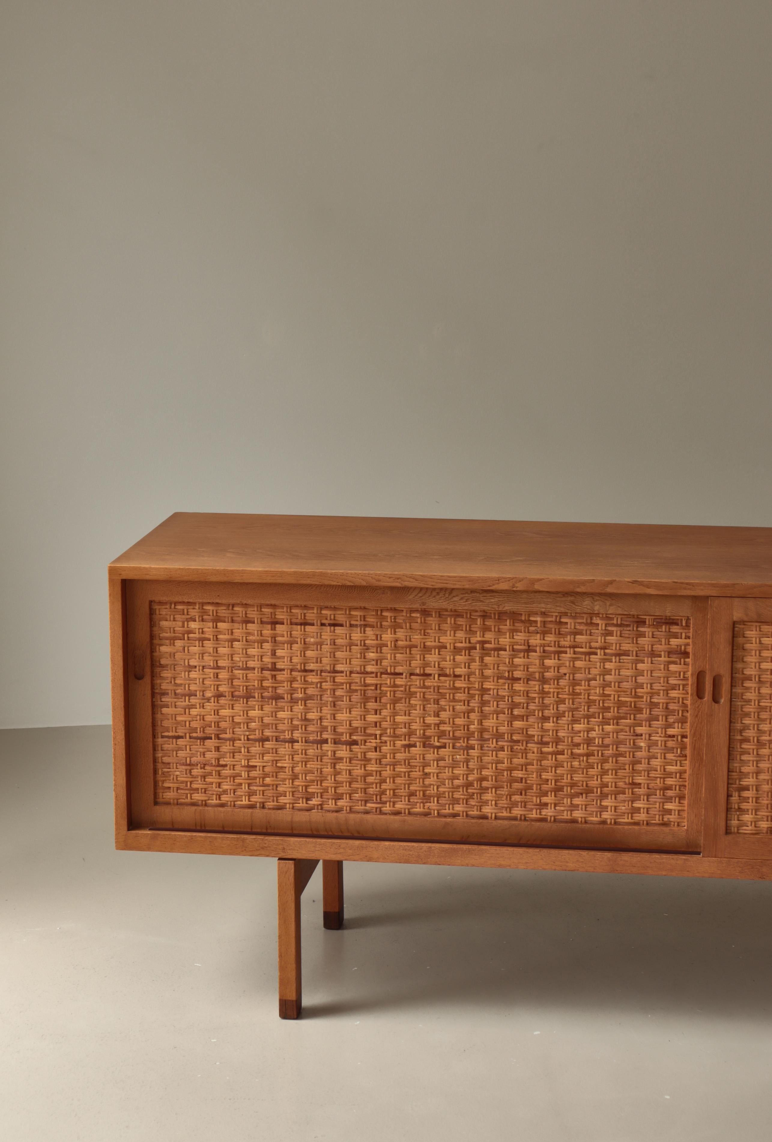 Aparador moderno danés Hans J. Wegner de roble y ratán Modelo 