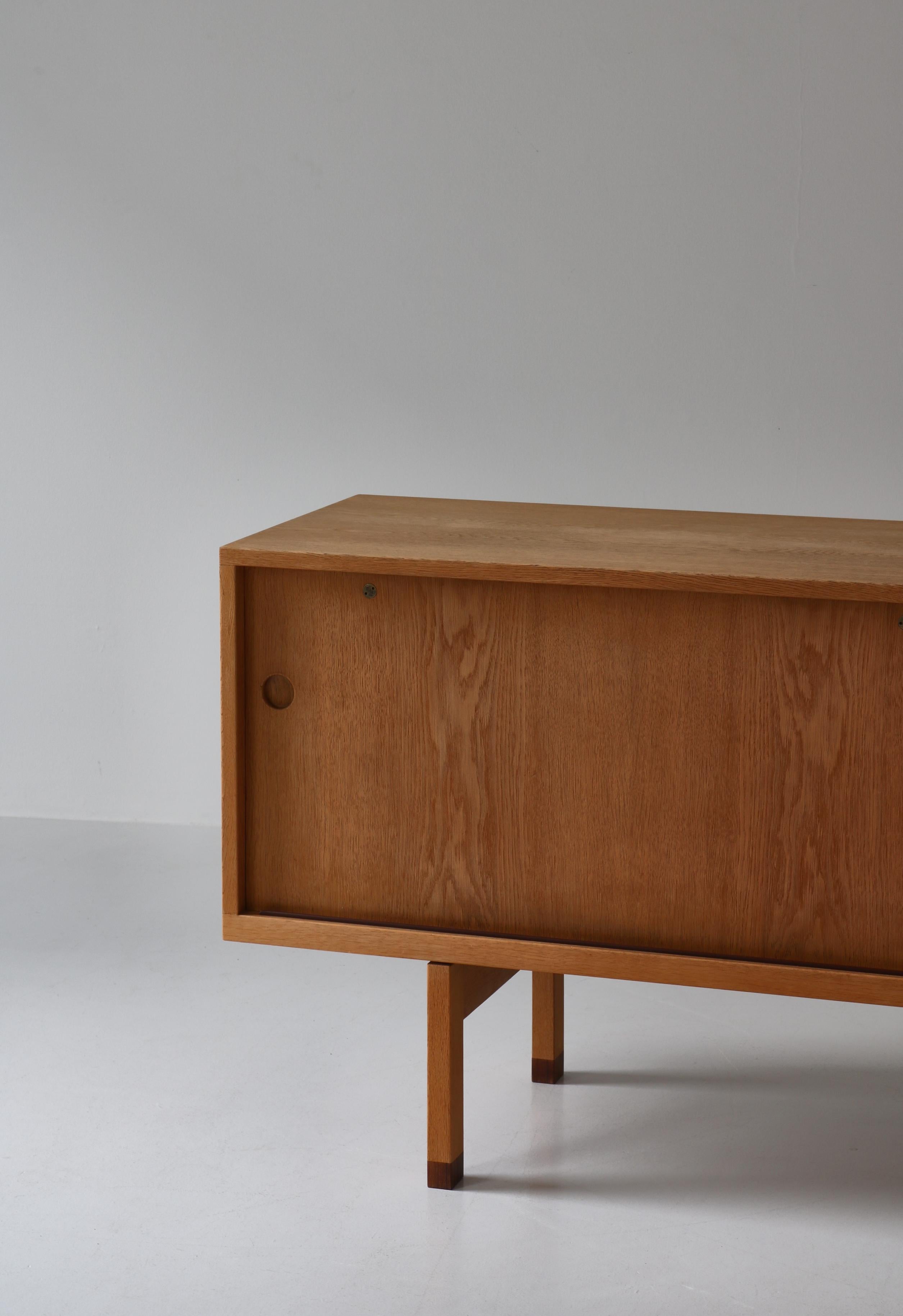 Dänisches modernes Sideboard aus Eiche, Modell „Ry26“, Hans J. Wegner, 1960er Jahre im Zustand „Gut“ in Odense, DK