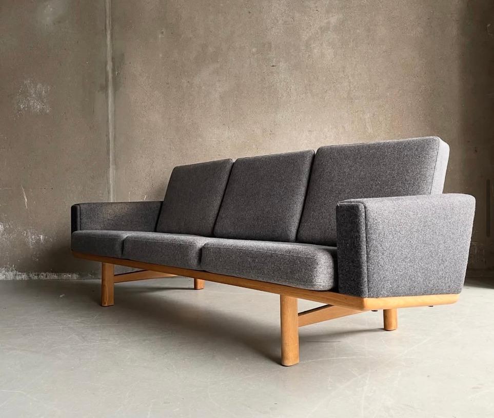 Mid-Century Modern Canapé trois places Hans J. Wegner Danish Modern en vente