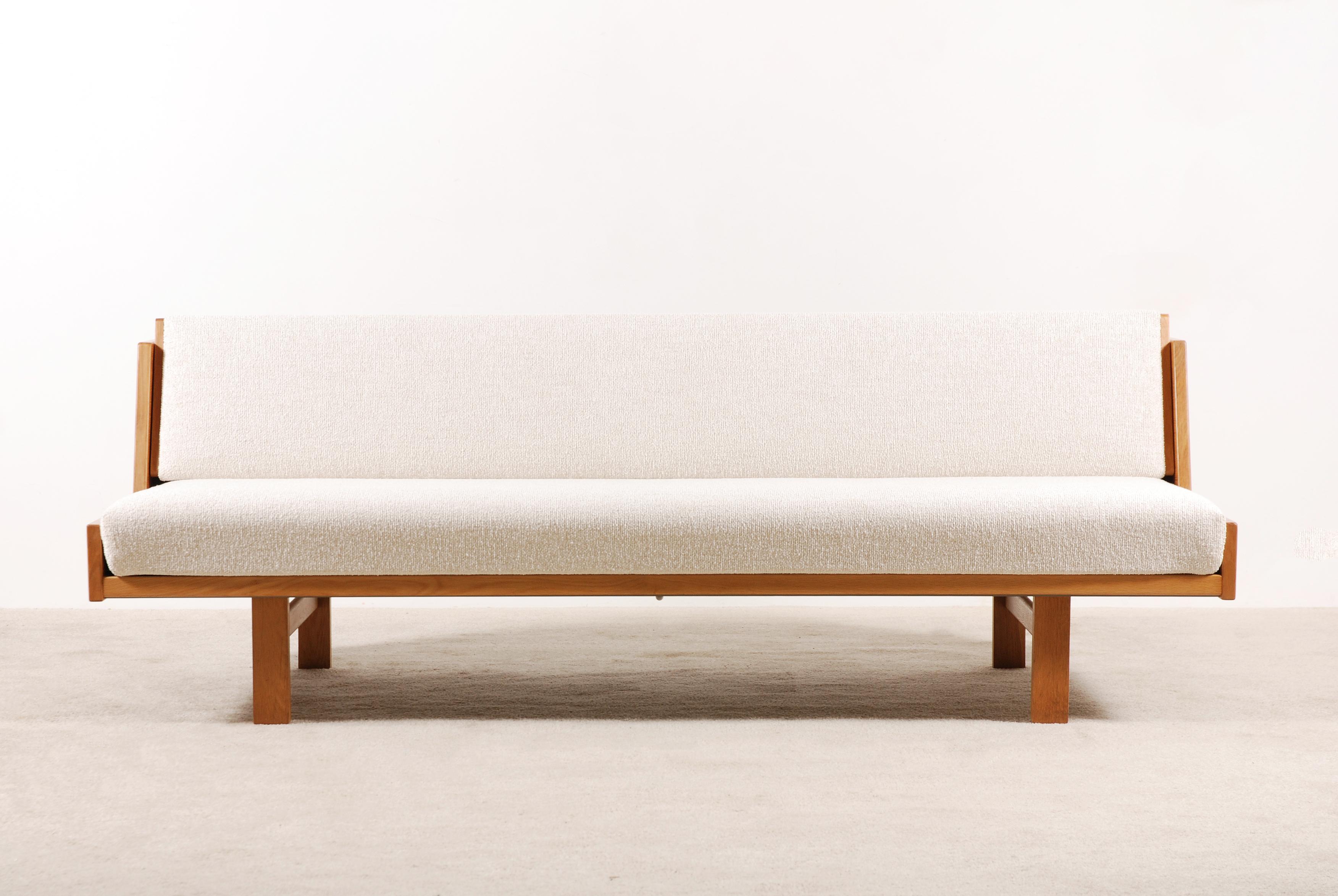 Danish Daybed model GE-258 in oak and bouclé fabric designed by Hans J. Wegner in 1954 and produced by Getama.
Original Piece from the 1960s Newly Upholstered.
This sofa has been fully re-upholstered and refurbished.
Excellent condition.
