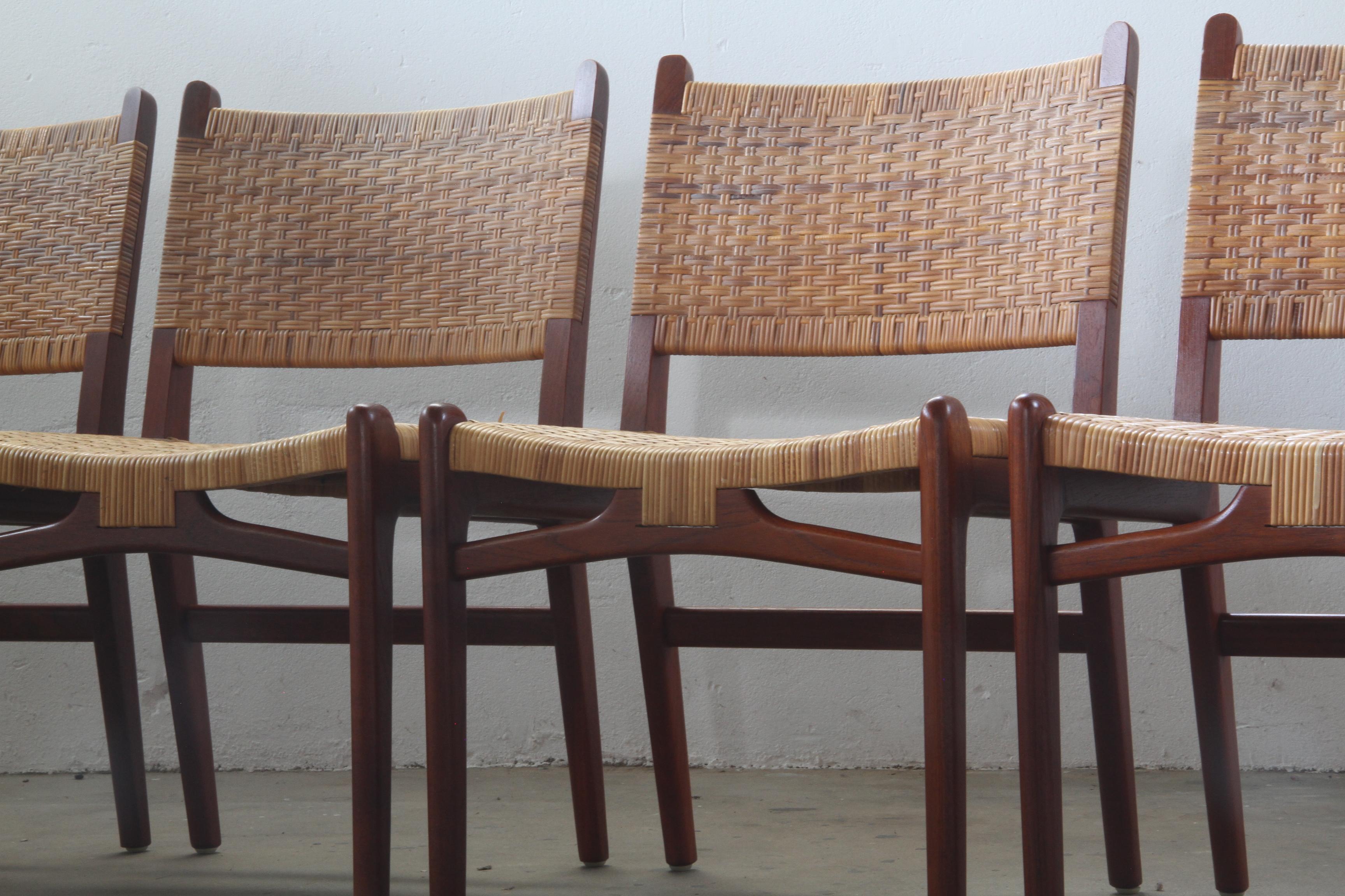 Si tratta di un rarissimo set di sedie da pranzo CH31 disegnate da Hans J. Wegner nel 1956. Queste sedie appartengono a un'epoca importante della storia del design e combinano linee nitide e classiche con un tocco orientale, che riflette