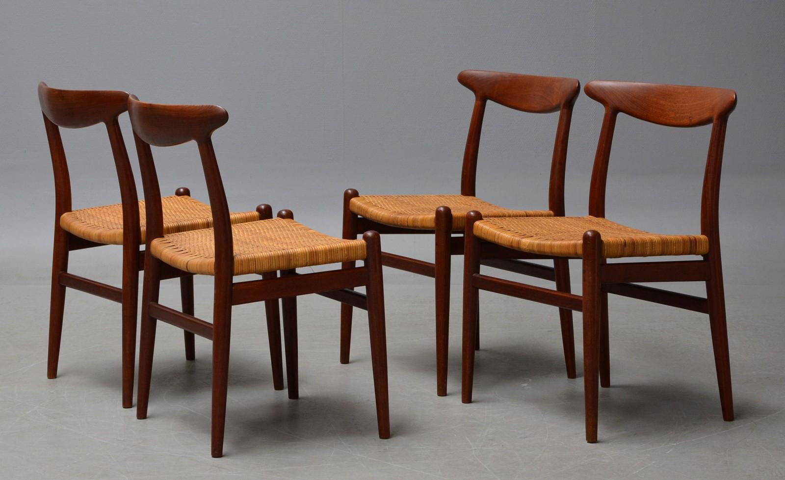 Hans J. Wegner, Dining Chairs Model W2 'Set of 4', Teak and Patinated Wicker In Excellent Condition For Sale In Roskilde, Sealand