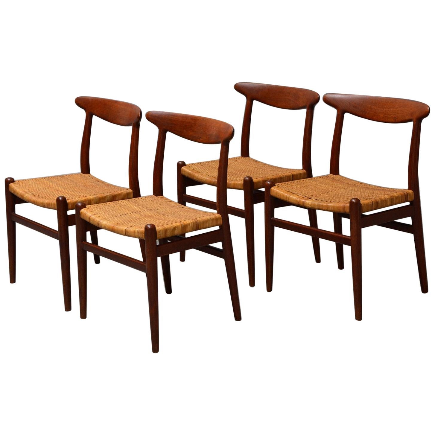 Hans J. Wegner, Dining Chairs Model W2 'Set of 4', Teak and Patinated Wicker For Sale