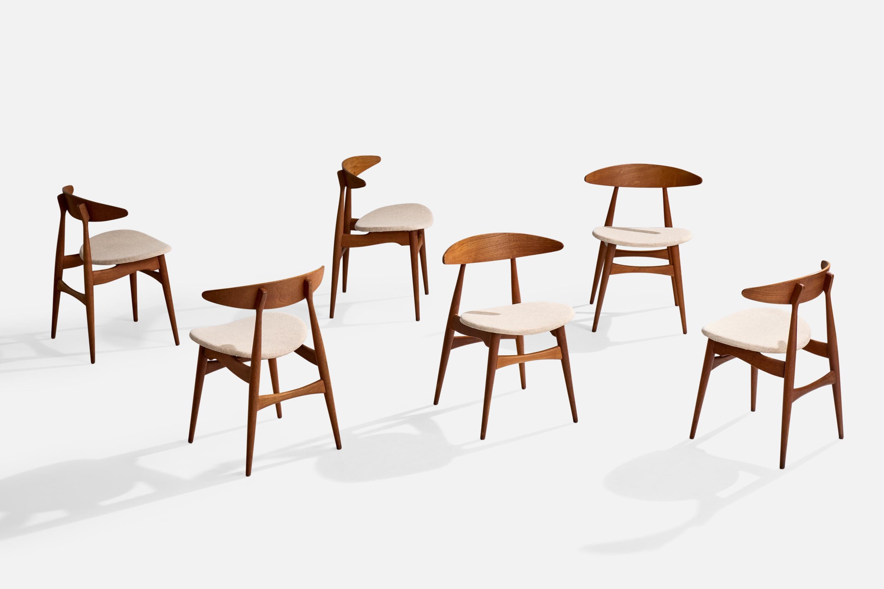 Sechs Esszimmer- oder Beistellstühle aus dunkel gebeizter Eiche, Teakholz und cremefarbenem Stoff, entworfen von Hans J. Wegner und hergestellt von Carl Hansen, Dänemark, ca. 1960er Jahre.

Gesamtabmessungen (Zoll): 28,0 