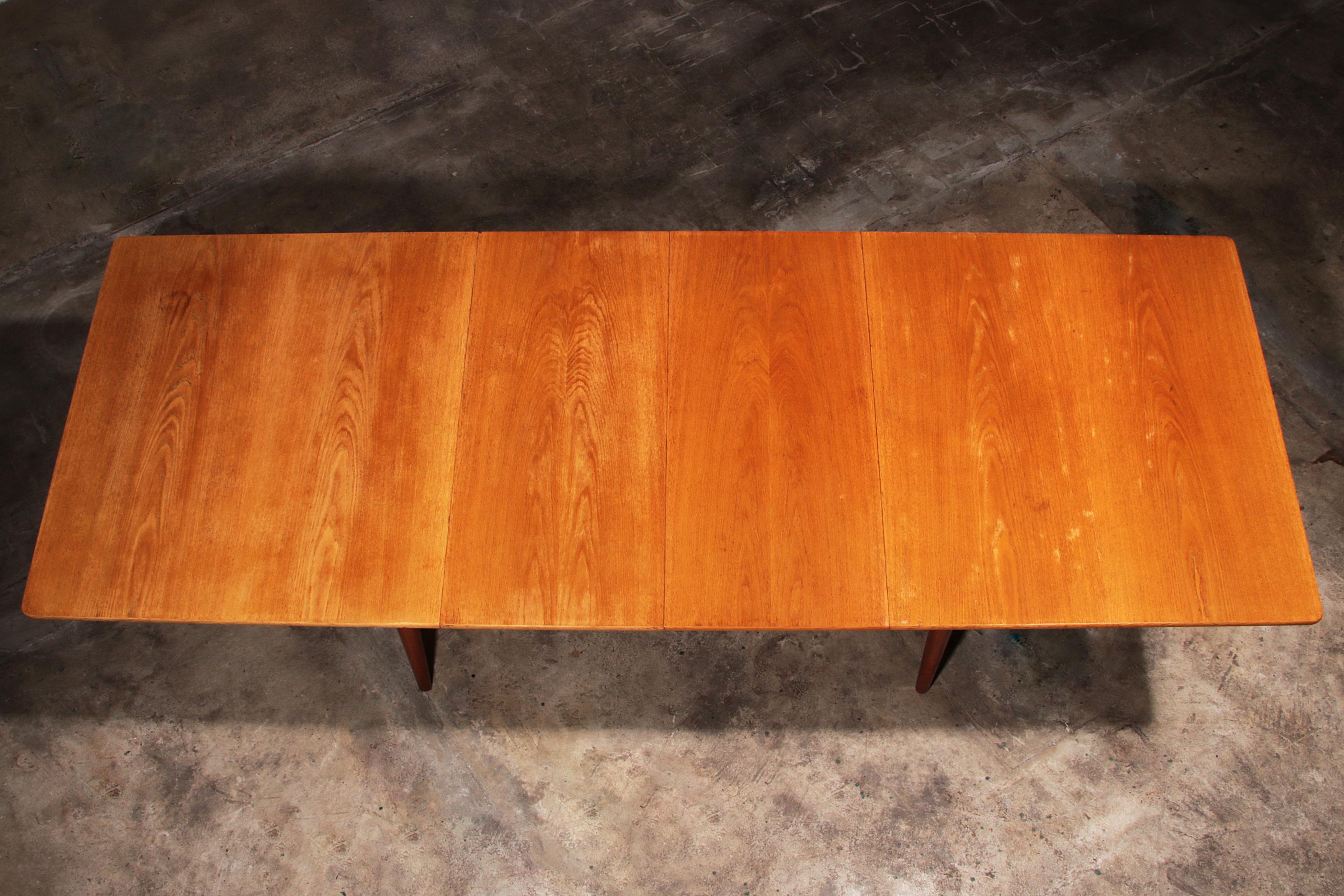 Ensemble de salle à manger Hans J Wegner 8 chaises CH29 Sawbuck et table AT 310 en vente 4