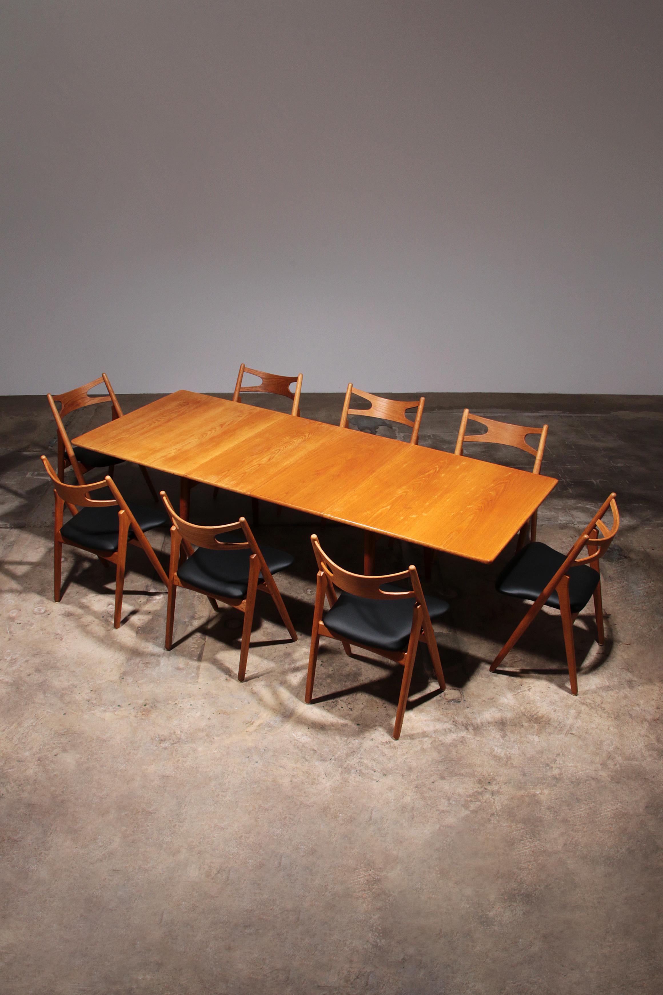 

Transformez votre expérience culinaire grâce à cette exquise

Ensemble complet de salle à manger, comprenant 8 chaises CH29 Sawbuck, conçues par Hans J. Wegner pour Carl Hansen & Søn, et une table de salle à manger AT 310 vintage, conçue par J.