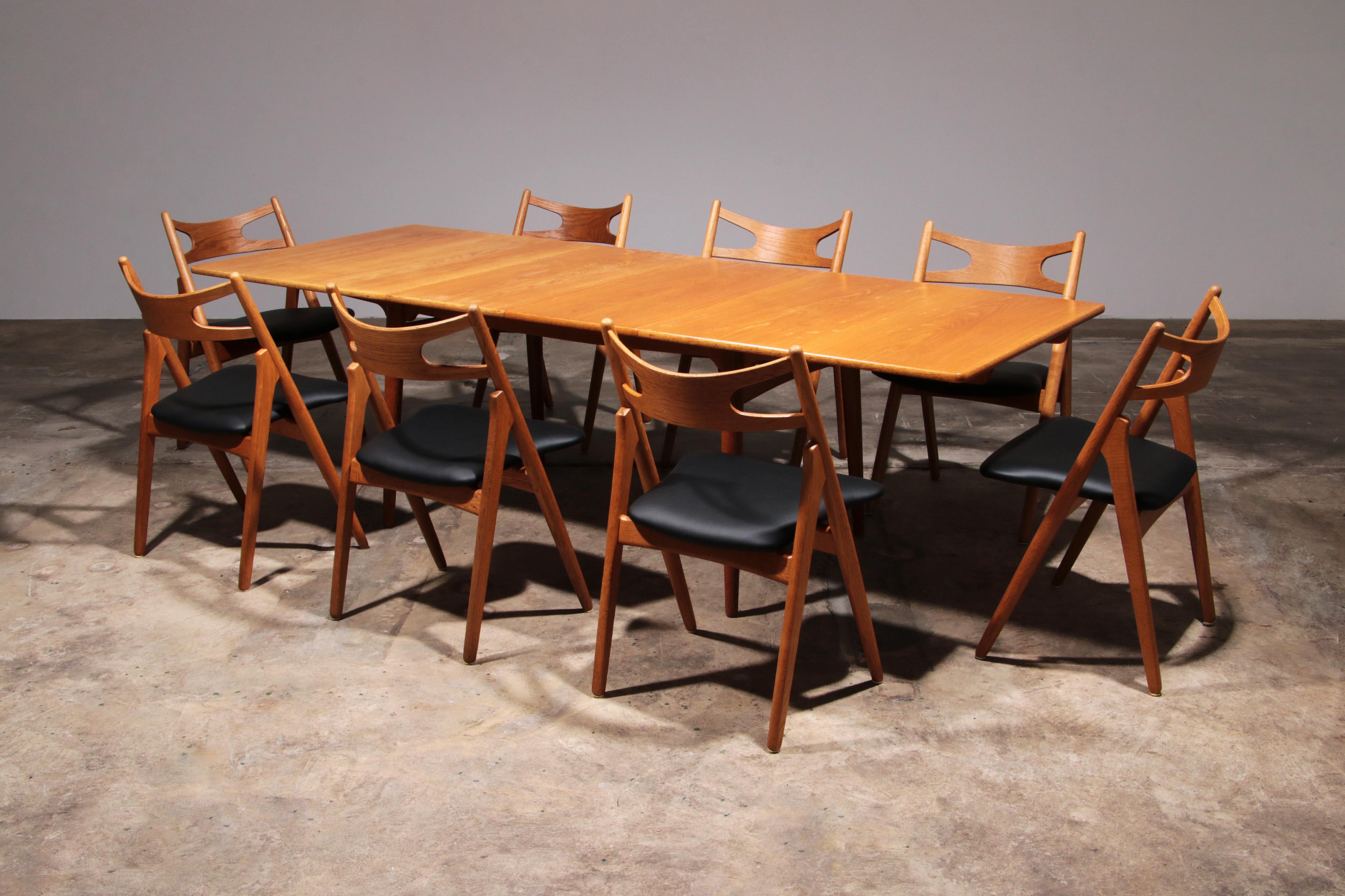 Scandinave moderne Ensemble de salle à manger Hans J Wegner 8 chaises CH29 Sawbuck et table AT 310 en vente
