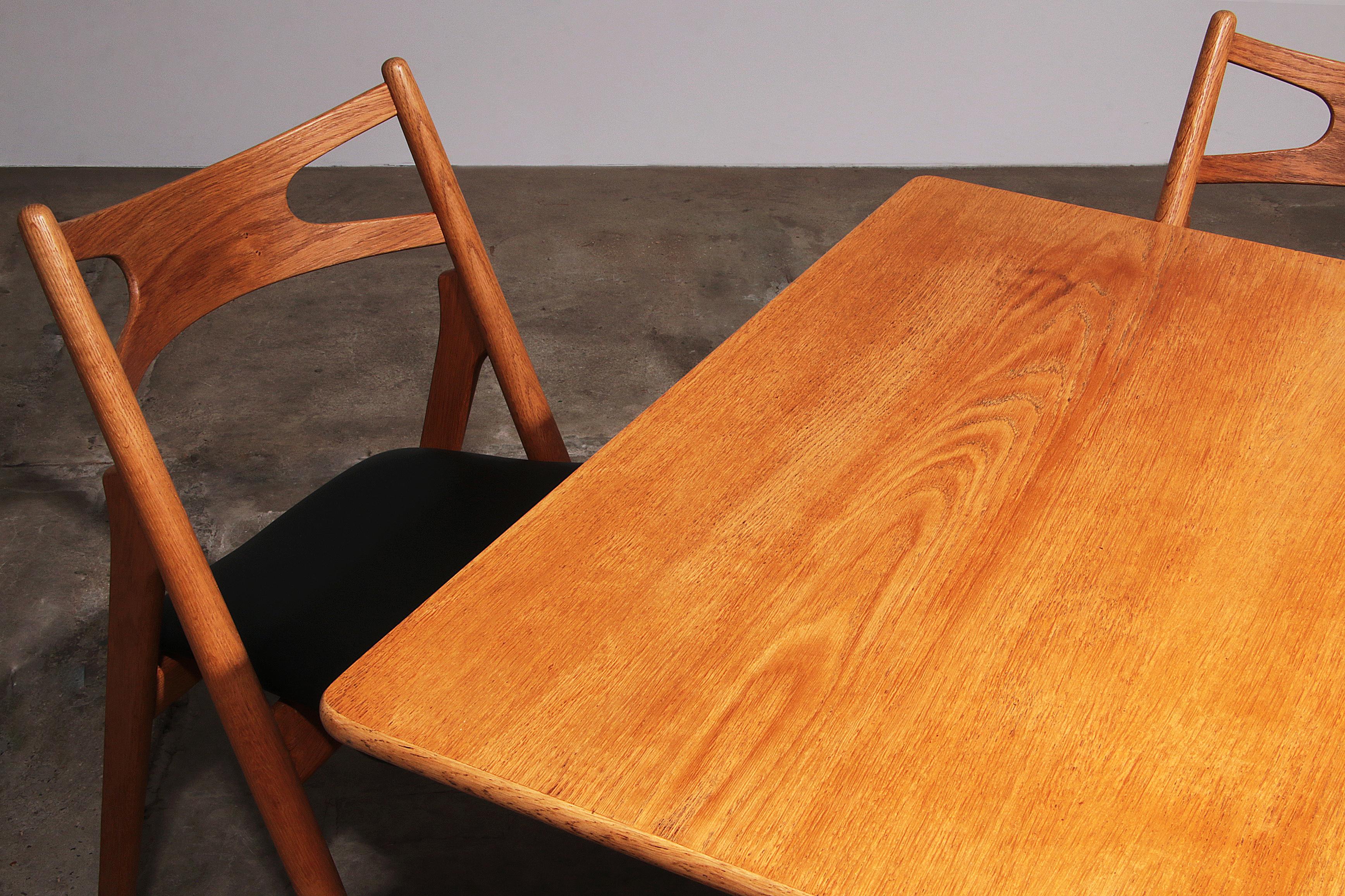 Danois Ensemble de salle à manger Hans J Wegner 8 chaises CH29 Sawbuck et table AT 310 en vente