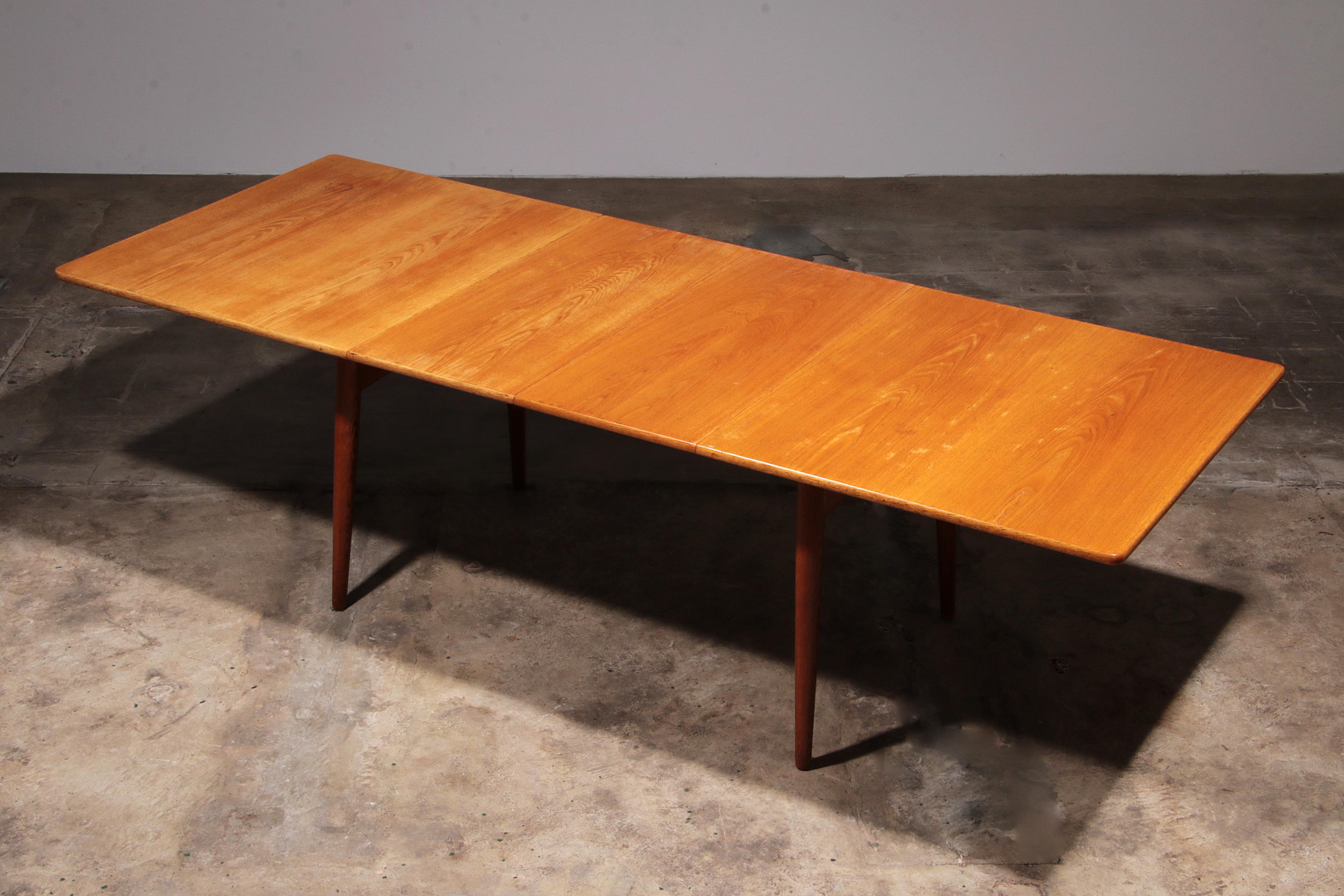 Ensemble de salle à manger Hans J Wegner 8 chaises CH29 Sawbuck et table AT 310 Excellent état - En vente à Oirlo, LI